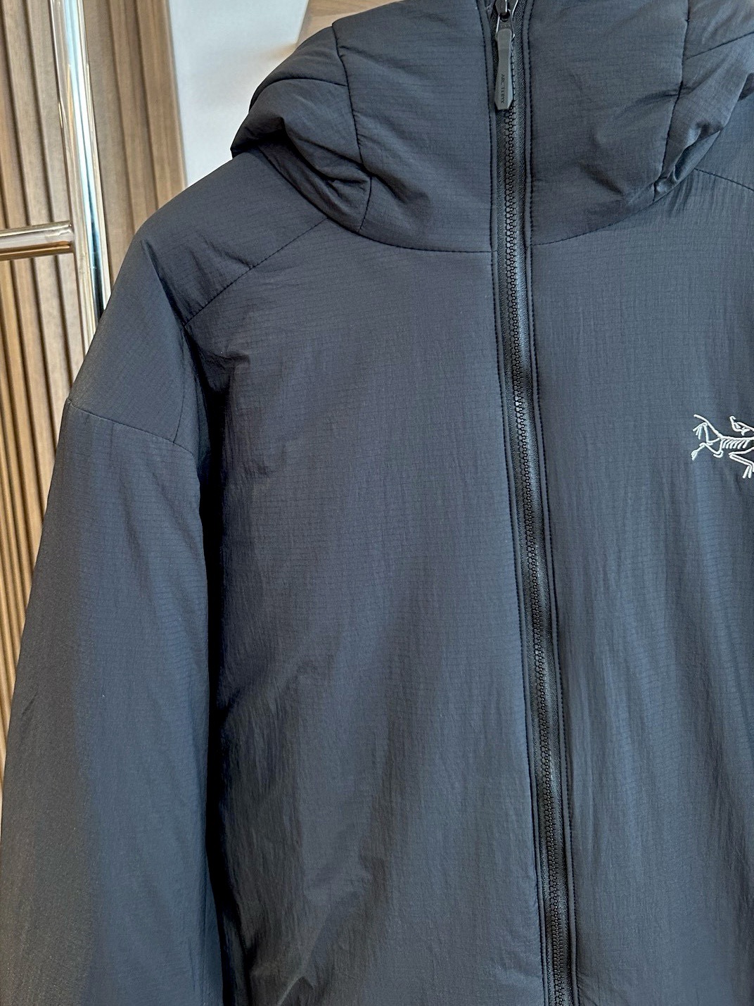 黑色

始祖鸟 ATOM Heavyweight 阿童木2.0刺绣棉服
1️⃣胸前刺绣鸟标，帽子上沿带刺绣字母标，防风防泼水，适用0°-10°连帽棉服。适合动态下的保暖中层，初春，初秋季节可作为保暖外层穿着，轻量又保暖，户外骑行也不怕风吹。
2️⃣Coreloft™高性能保暖棉填充，轻盈蓬松，无惧严寒侵袭，助你从容应对低温挑战。
3️⃣DWR防泼水处理+防风面料，轻松应对雨雪天气，山野突变的天气里依旧保持干爽体感。
4️⃣立体剪裁结合弹力侧拼布，活动自如不束缚，城市通勤或户外徒步皆能随心而动。