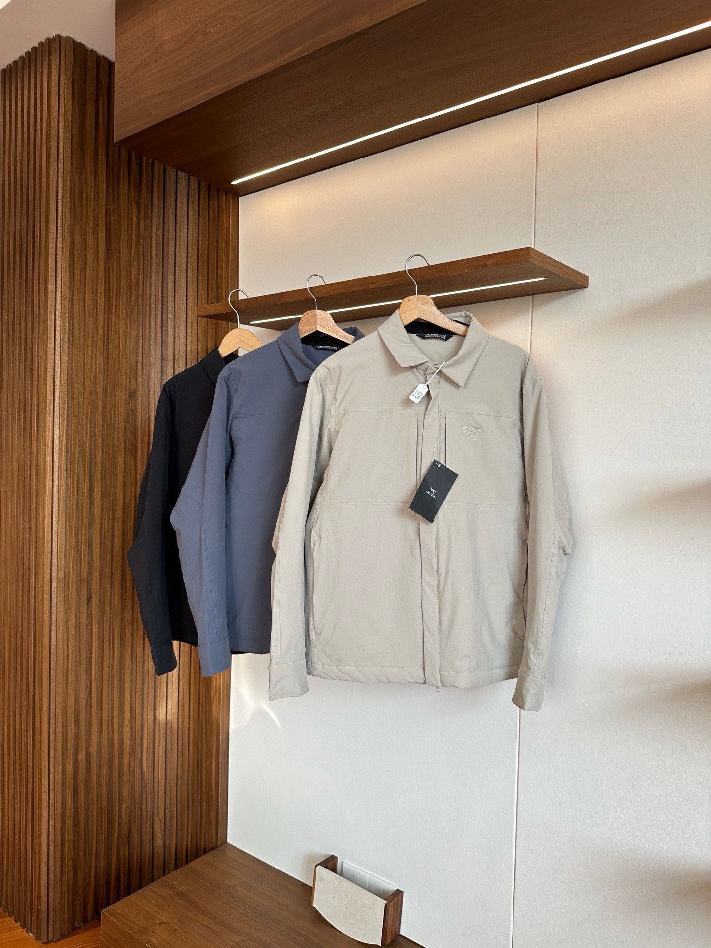 始祖鸟 CRONIN INSULATED 刺绣logo衬衫夹克 1️⃣采用重磅、防风防雨的平纹编织面料，Coreloft 提供轻度保暖。 2️⃣工学剪裁和设计，消除束缚，拼接裁剪，搭配弹力面料，活动自如。 3️⃣ 版型胸前两个口袋和gamma一样，衬衫polo 领，做胸前刺绣标，通勤休闲都可。