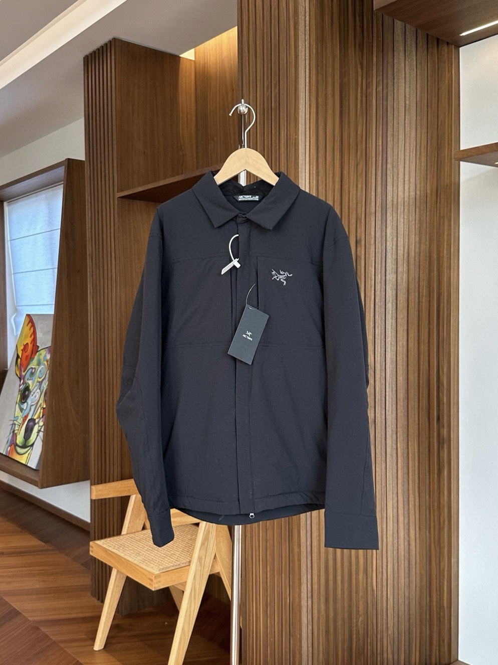 始祖鸟 CRONIN INSULATED 刺绣logo衬衫夹克 1️⃣采用重磅、防风防雨的平纹编织面料，Coreloft 提供轻度保暖。 2️⃣工学剪裁和设计，消除束缚，拼接裁剪，搭配弹力面料，活动自如。 3️⃣ 版型胸前两个口袋和gamma一样，衬衫polo 领，做胸前刺绣标，通勤休闲都可。