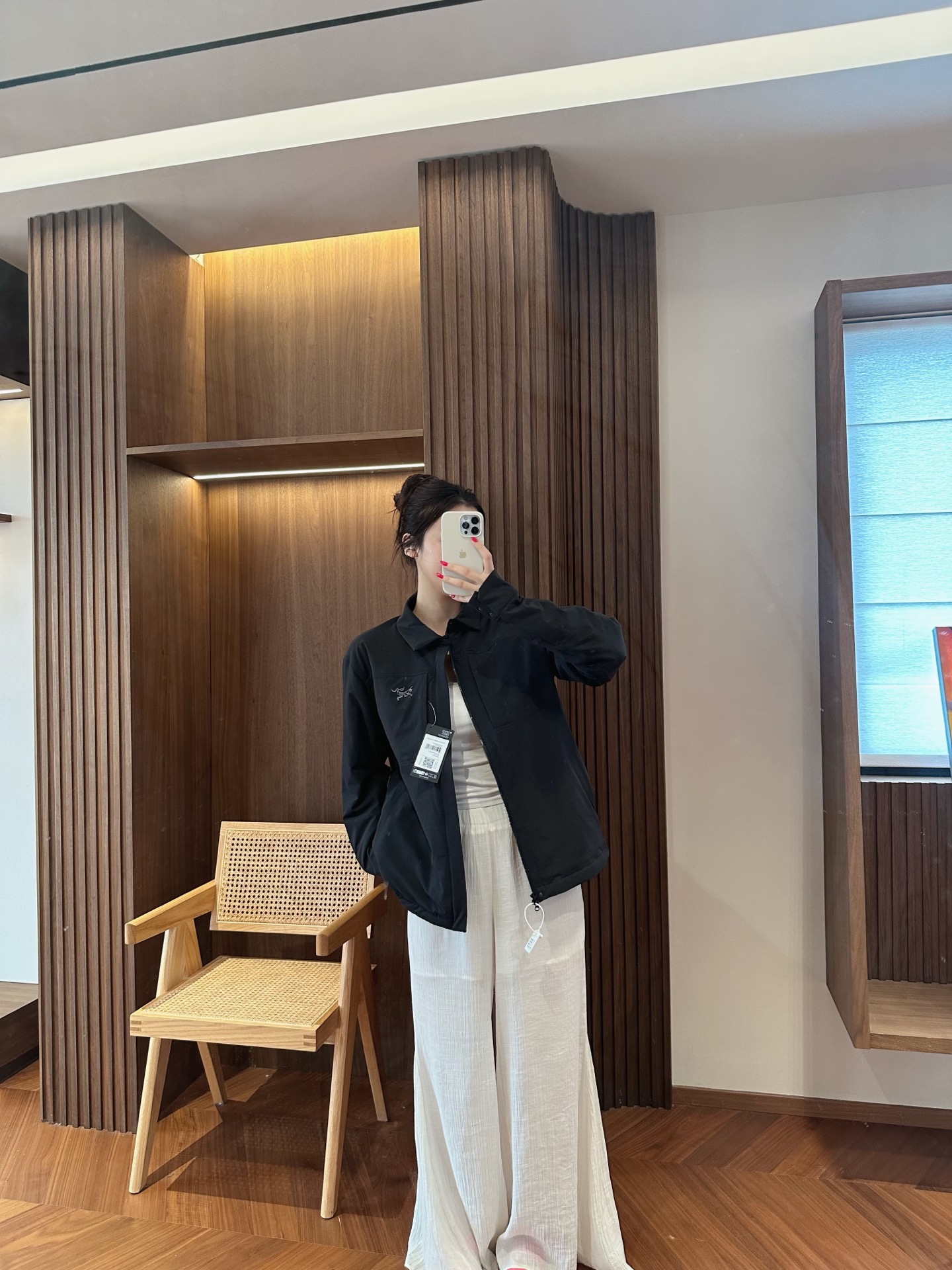 模特上身S码参考 始祖鸟 CRONIN INSULATED 刺绣logo衬衫夹克 1️⃣采用重磅、防风防雨的平纹编织面料，Coreloft 提供轻度保暖。 2️⃣工学剪裁和设计，消除束缚，拼接裁剪，搭配弹力面料，活动自如。 3️⃣ 版型胸前两个口袋和gamma一样，衬衫polo 领，做胸前刺绣标，通勤休闲都可。