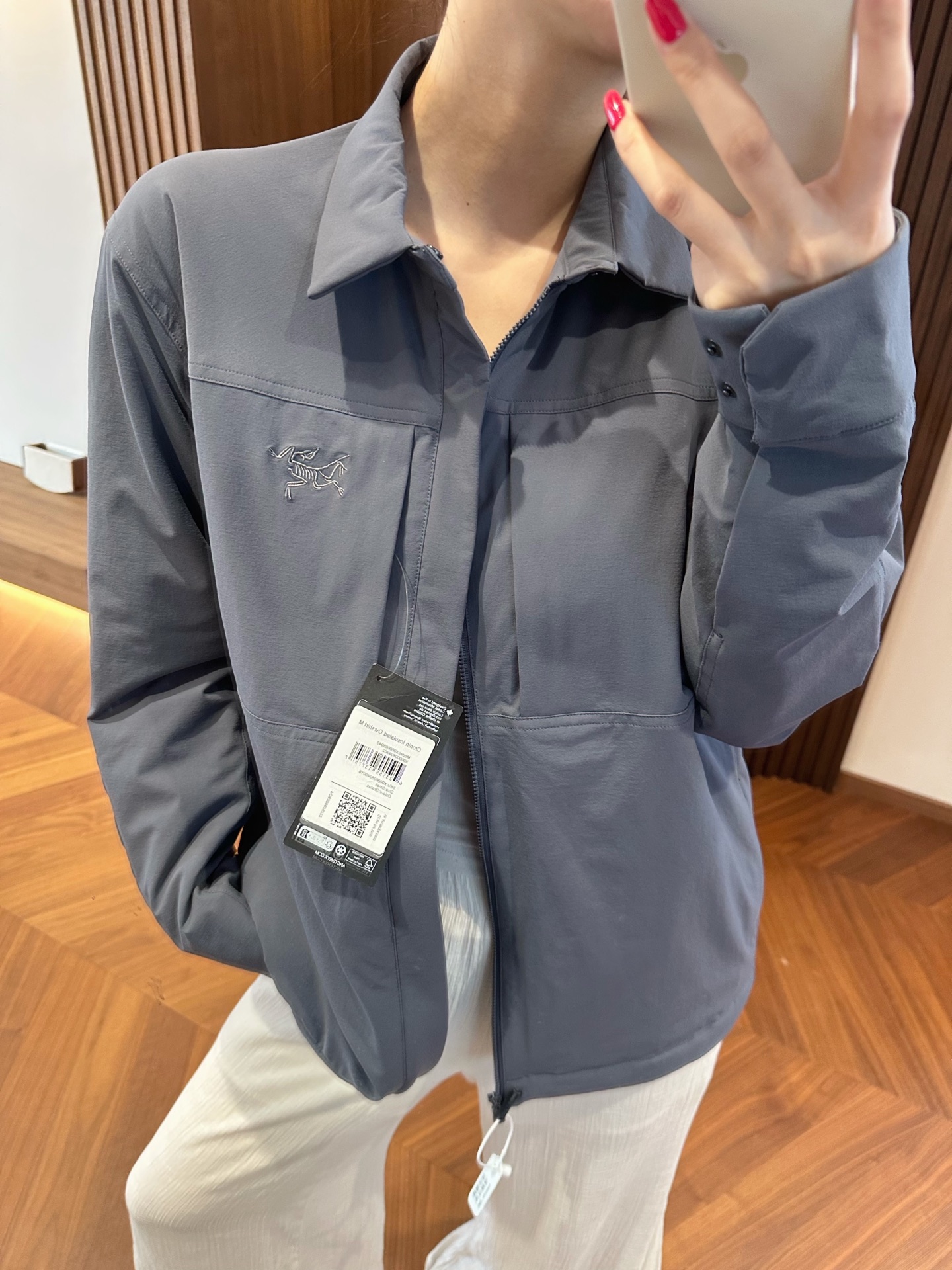 模特上身S码参考 始祖鸟 CRONIN INSULATED 刺绣logo衬衫夹克 1️⃣采用重磅、防风防雨的平纹编织面料，Coreloft 提供轻度保暖。 2️⃣工学剪裁和设计，消除束缚，拼接裁剪，搭配弹力面料，活动自如。 3️⃣ 版型胸前两个口袋和gamma一样，衬衫polo 领，做胸前刺绣标，通勤休闲都可。