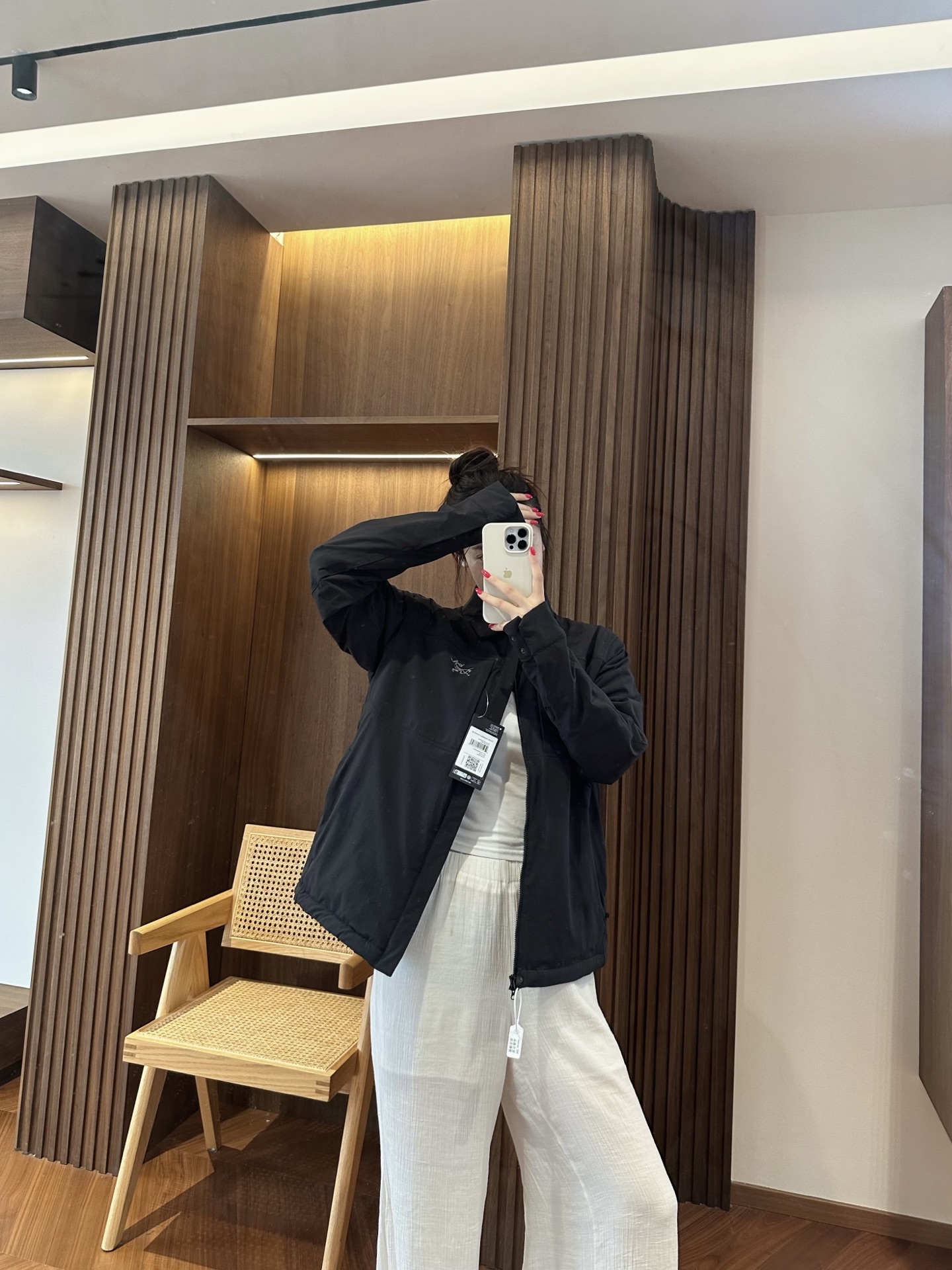 模特上身S码参考 始祖鸟 CRONIN INSULATED 刺绣logo衬衫夹克 1️⃣采用重磅、防风防雨的平纹编织面料，Coreloft 提供轻度保暖。 2️⃣工学剪裁和设计，消除束缚，拼接裁剪，搭配弹力面料，活动自如。 3️⃣ 版型胸前两个口袋和gamma一样，衬衫polo 领，做胸前刺绣标，通勤休闲都可。