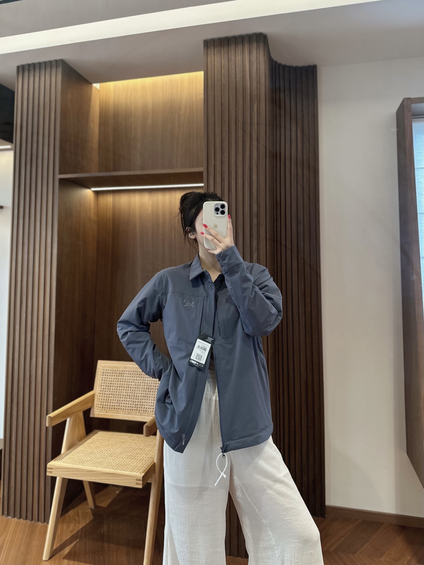 模特上身S码参考 始祖鸟 CRONIN INSULATED 刺绣logo衬衫夹克 1️⃣采用重磅、防风防雨的平纹编织面料，Coreloft 提供轻度保暖。 2️⃣工学剪裁和设计，消除束缚，拼接裁剪，搭配弹力面料，活动自如。 3️⃣ 版型胸前两个口袋和gamma一样，衬衫polo 领，做胸前刺绣标，通勤休闲都可。