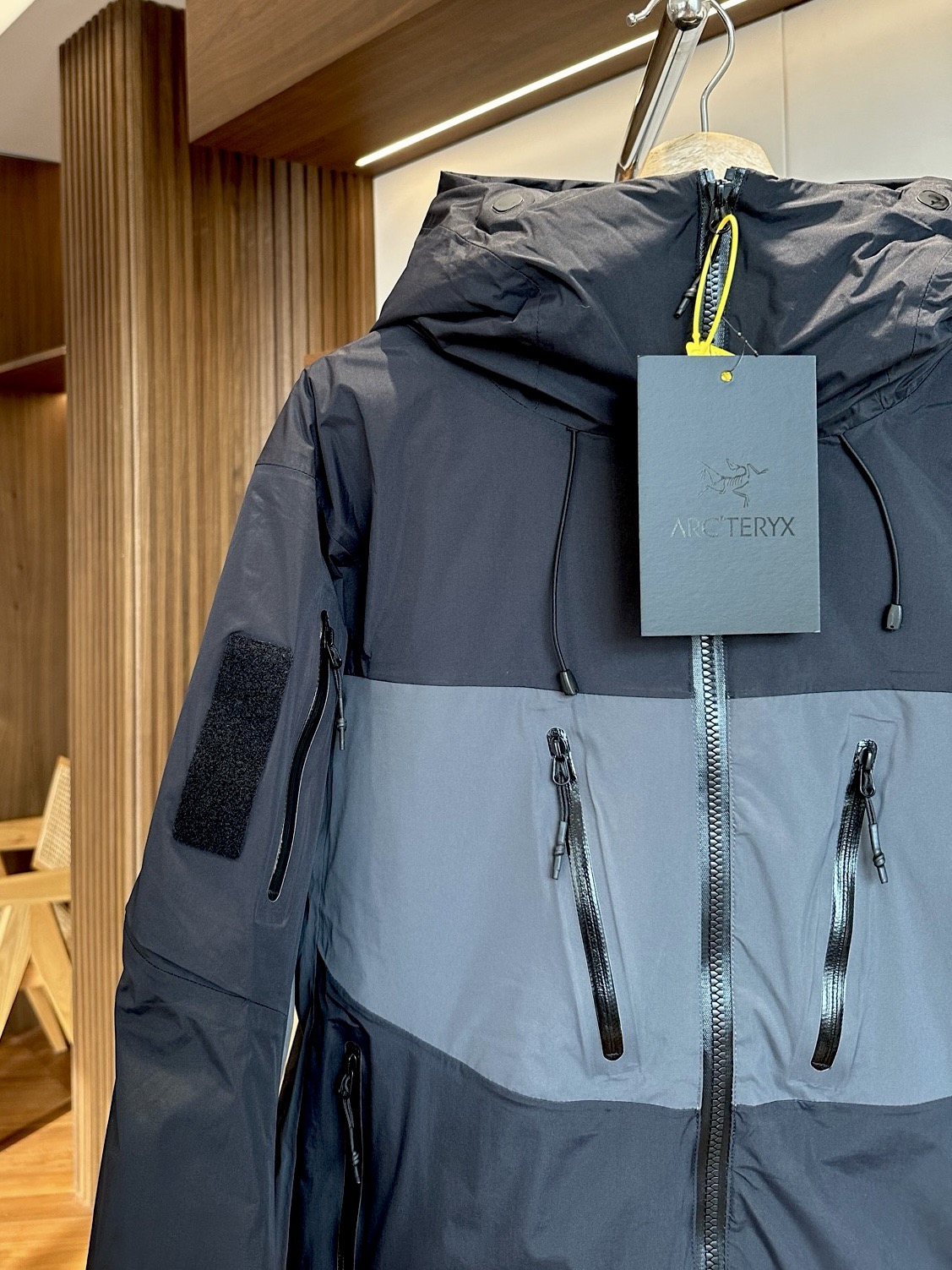 黑色

始祖鸟System_A 跃冬揽石 滑雪系列拼色连帽羽绒服
这款硬壳羽绒服是限量抽签发售，经典硬壳设计元素，加入年轻化设计的SYSTEM A 深受广大明星喜爱 ！
1⃣️ 90鸭绒填充，整体采用无缝压胶工艺，结实耐磨的面料，透气性较佳~
2⃣️两个带拉链的胸袋和两个侧插口袋，设计精巧的上臂口袋提高透气性！
3⃣️防水拉链全系辅料全部开模定制，袖上有标志性魔术贴！
4⃣️ 风帽调节后可以保护头部，反光布幅提升安全性，安全袋可存放手机和小件必需品！
颜色：黑色 、木星紫