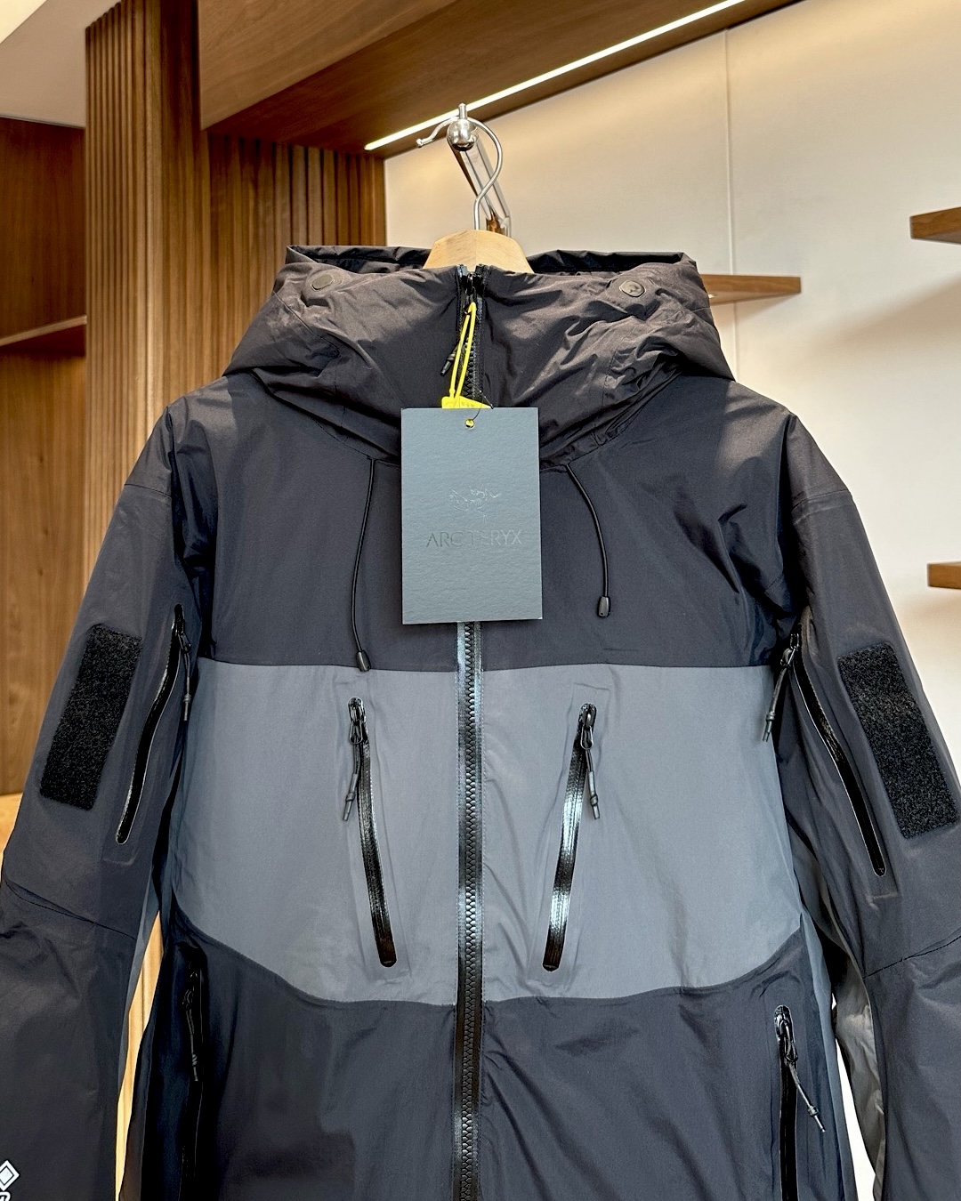 黑色

始祖鸟System_A 跃冬揽石 滑雪系列拼色连帽羽绒服
这款硬壳羽绒服是限量抽签发售，经典硬壳设计元素，加入年轻化设计的SYSTEM A 深受广大明星喜爱 ！
1⃣️ 90鸭绒填充，整体采用无缝压胶工艺，结实耐磨的面料，透气性较佳~
2⃣️两个带拉链的胸袋和两个侧插口袋，设计精巧的上臂口袋提高透气性！
3⃣️防水拉链全系辅料全部开模定制，袖上有标志性魔术贴！
4⃣️ 风帽调节后可以保护头部，反光布幅提升安全性，安全袋可存放手机和小件必需品！
颜色：黑色 、木星紫