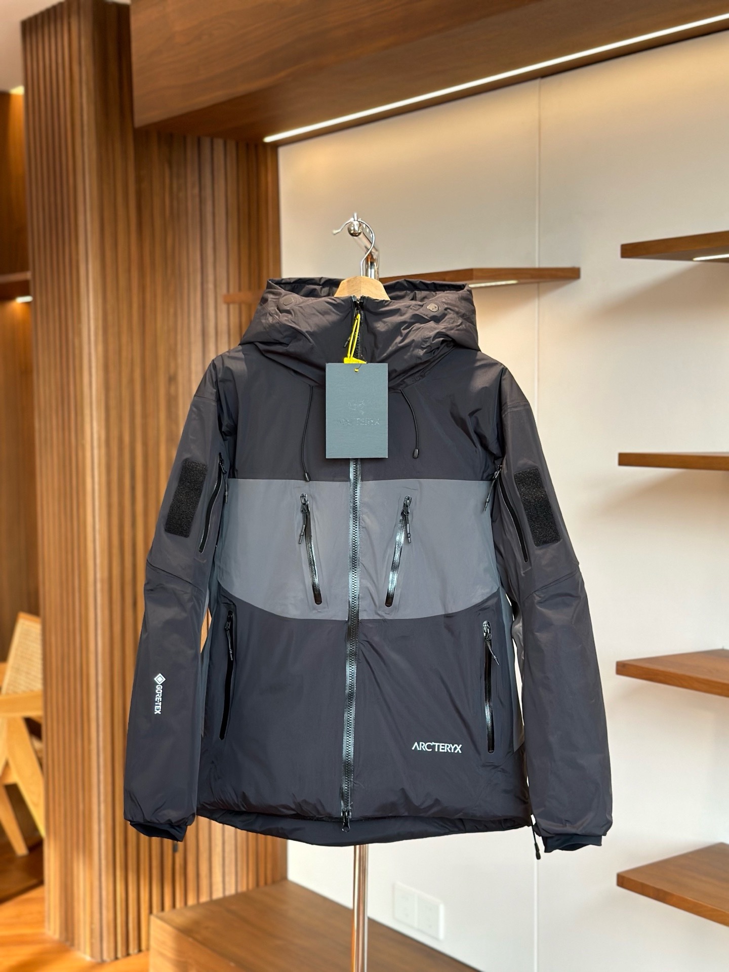 黑色

始祖鸟System_A 跃冬揽石 滑雪系列拼色连帽羽绒服
这款硬壳羽绒服是限量抽签发售，经典硬壳设计元素，加入年轻化设计的SYSTEM A 深受广大明星喜爱 ！
1⃣️ 90鸭绒填充，整体采用无缝压胶工艺，结实耐磨的面料，透气性较佳~
2⃣️两个带拉链的胸袋和两个侧插口袋，设计精巧的上臂口袋提高透气性！
3⃣️防水拉链全系辅料全部开模定制，袖上有标志性魔术贴！
4⃣️ 风帽调节后可以保护头部，反光布幅提升安全性，安全袋可存放手机和小件必需品！
颜色：黑色 、木星紫