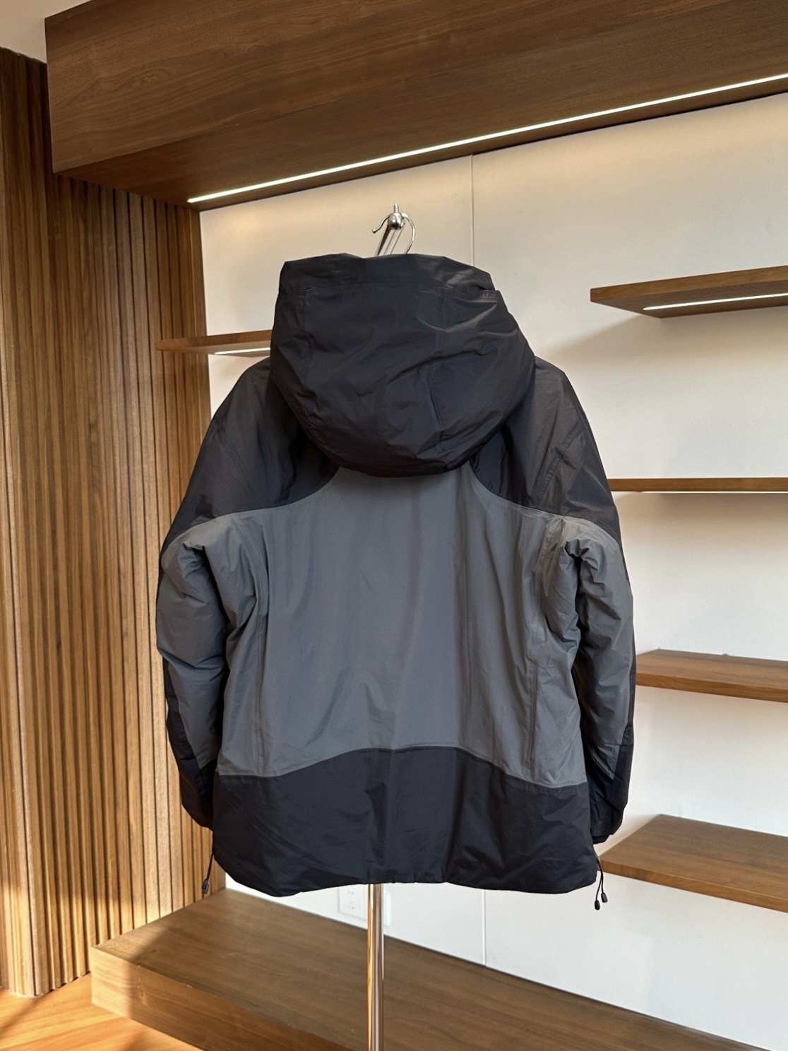 黑色

始祖鸟System_A 跃冬揽石 滑雪系列拼色连帽羽绒服
这款硬壳羽绒服是限量抽签发售，经典硬壳设计元素，加入年轻化设计的SYSTEM A 深受广大明星喜爱 ！
1⃣️ 90鸭绒填充，整体采用无缝压胶工艺，结实耐磨的面料，透气性较佳~
2⃣️两个带拉链的胸袋和两个侧插口袋，设计精巧的上臂口袋提高透气性！
3⃣️防水拉链全系辅料全部开模定制，袖上有标志性魔术贴！
4⃣️ 风帽调节后可以保护头部，反光布幅提升安全性，安全袋可存放手机和小件必需品！
颜色：黑色 、木星紫