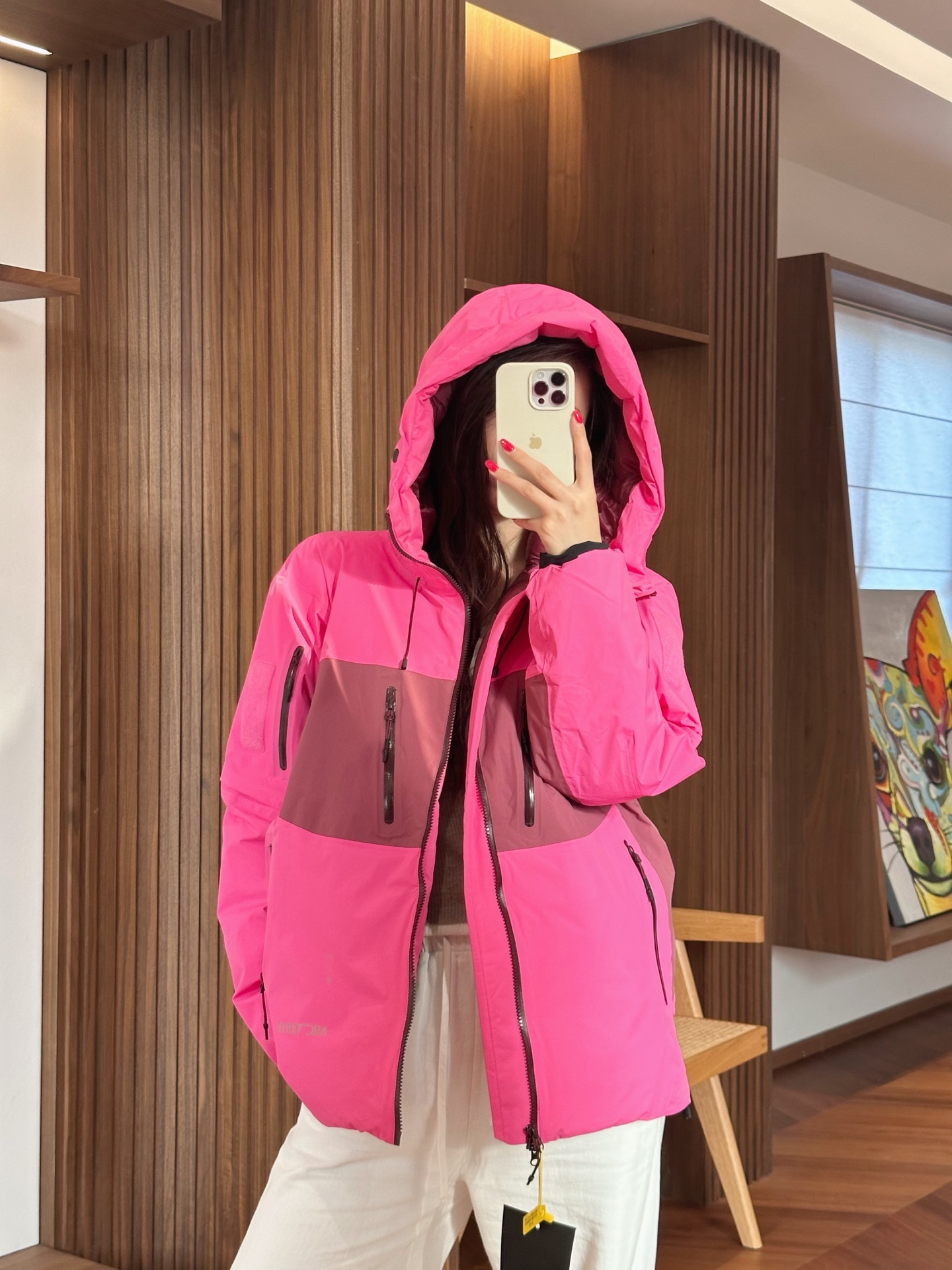 模特上身S码参考

始祖鸟System_A 跃冬揽石 滑雪系列拼色连帽羽绒服
这款硬壳羽绒服是限量抽签发售，经典硬壳设计元素，加入年轻化设计的SYSTEM A 深受广大明星喜爱 ！
1⃣️ 90鸭绒填充，整体采用无缝压胶工艺，结实耐磨的面料，透气性较佳~
2⃣️两个带拉链的胸袋和两个侧插口袋，设计精巧的上臂口袋提高透气性！
3⃣️防水拉链全系辅料全部开模定制，袖上有标志性魔术贴！
4⃣️ 风帽调节后可以保护头部，反光布幅提升安全性，安全袋可存放手机和小件必需品！
颜色：黑色 、木星紫