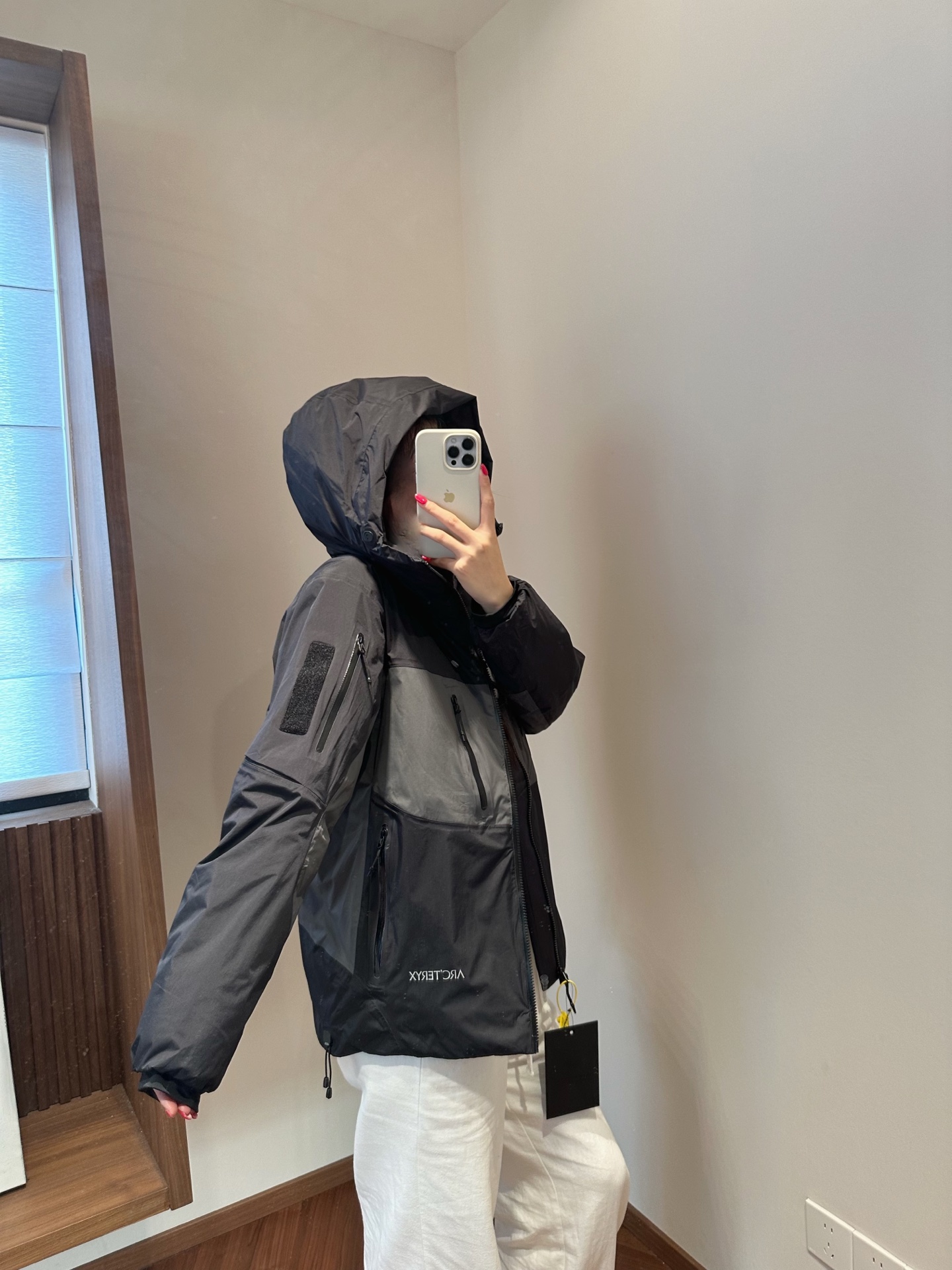 模特上身S码参考

始祖鸟System_A 跃冬揽石 滑雪系列拼色连帽羽绒服
这款硬壳羽绒服是限量抽签发售，经典硬壳设计元素，加入年轻化设计的SYSTEM A 深受广大明星喜爱 ！
1⃣️ 90鸭绒填充，整体采用无缝压胶工艺，结实耐磨的面料，透气性较佳~
2⃣️两个带拉链的胸袋和两个侧插口袋，设计精巧的上臂口袋提高透气性！
3⃣️防水拉链全系辅料全部开模定制，袖上有标志性魔术贴！
4⃣️ 风帽调节后可以保护头部，反光布幅提升安全性，安全袋可存放手机和小件必需品！
颜色：黑色 、木星紫