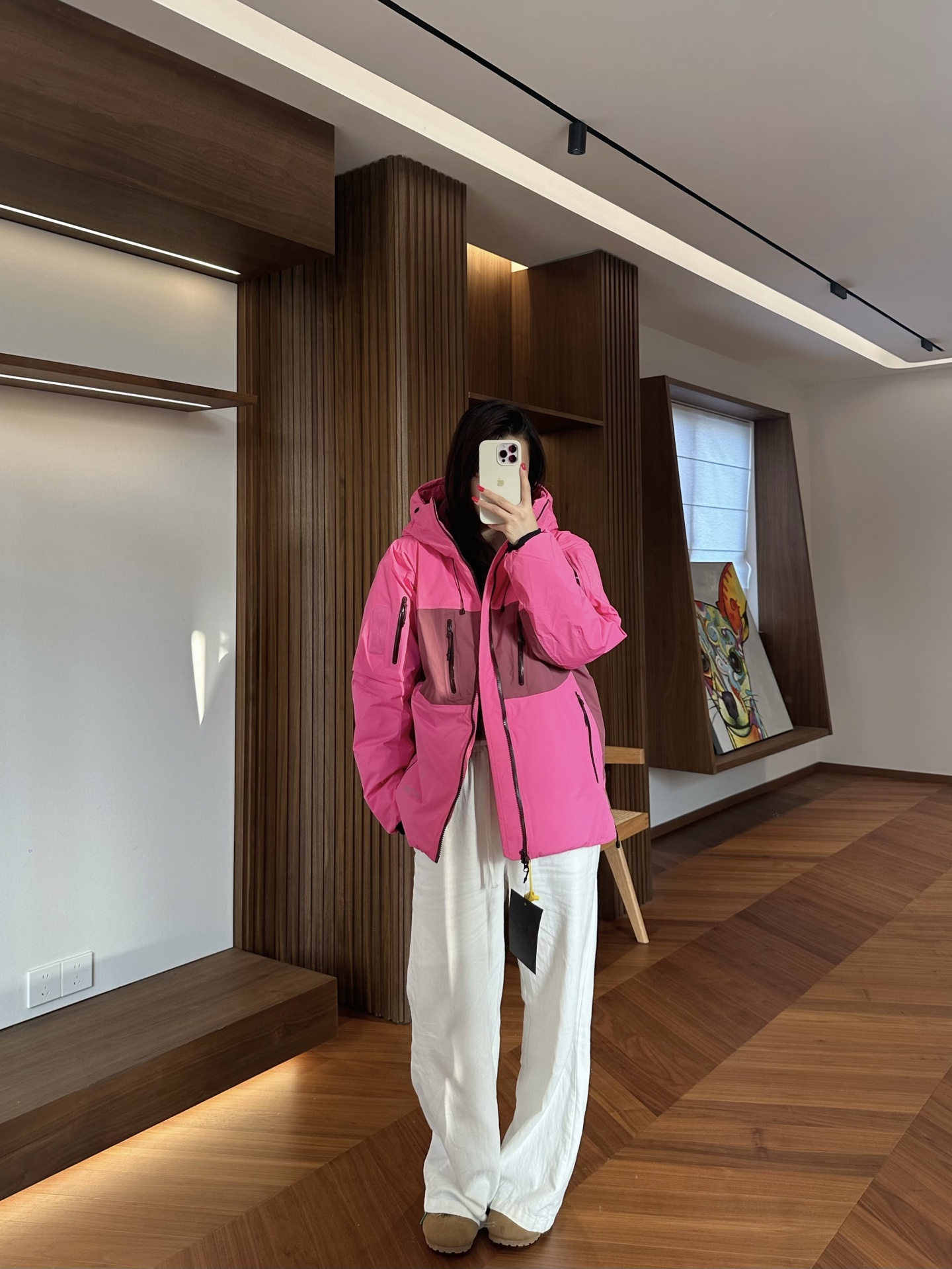 模特上身S码参考

始祖鸟System_A 跃冬揽石 滑雪系列拼色连帽羽绒服
这款硬壳羽绒服是限量抽签发售，经典硬壳设计元素，加入年轻化设计的SYSTEM A 深受广大明星喜爱 ！
1⃣️ 90鸭绒填充，整体采用无缝压胶工艺，结实耐磨的面料，透气性较佳~
2⃣️两个带拉链的胸袋和两个侧插口袋，设计精巧的上臂口袋提高透气性！
3⃣️防水拉链全系辅料全部开模定制，袖上有标志性魔术贴！
4⃣️ 风帽调节后可以保护头部，反光布幅提升安全性，安全袋可存放手机和小件必需品！
颜色：黑色 、木星紫