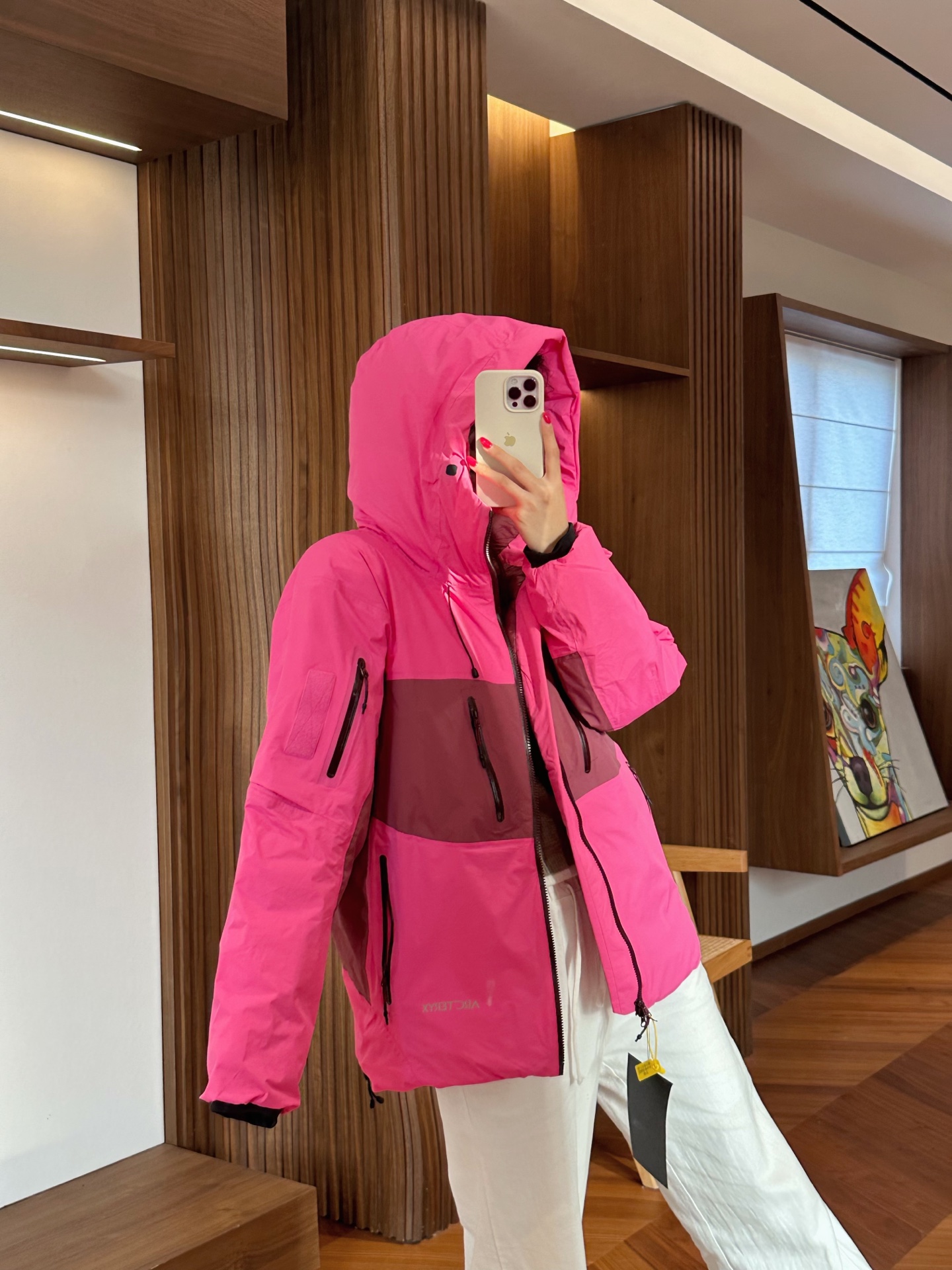 模特上身S码参考

始祖鸟System_A 跃冬揽石 滑雪系列拼色连帽羽绒服
这款硬壳羽绒服是限量抽签发售，经典硬壳设计元素，加入年轻化设计的SYSTEM A 深受广大明星喜爱 ！
1⃣️ 90鸭绒填充，整体采用无缝压胶工艺，结实耐磨的面料，透气性较佳~
2⃣️两个带拉链的胸袋和两个侧插口袋，设计精巧的上臂口袋提高透气性！
3⃣️防水拉链全系辅料全部开模定制，袖上有标志性魔术贴！
4⃣️ 风帽调节后可以保护头部，反光布幅提升安全性，安全袋可存放手机和小件必需品！
颜色：黑色 、木星紫