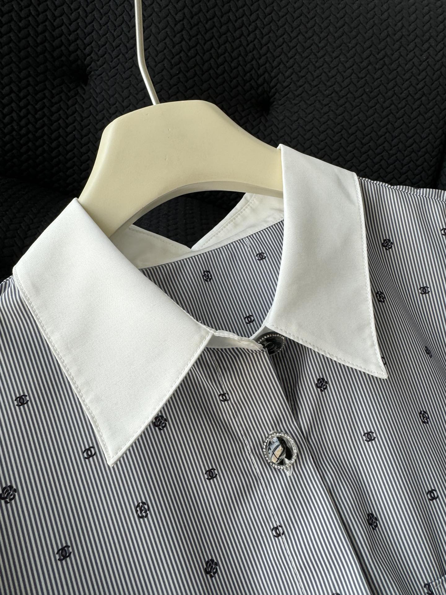 领部拼接白色衬衫领设计 门禁和袖口黑色双C钻扣，超级吸引人眼球，简单一点也不浮夸，点缀的恰到好处！