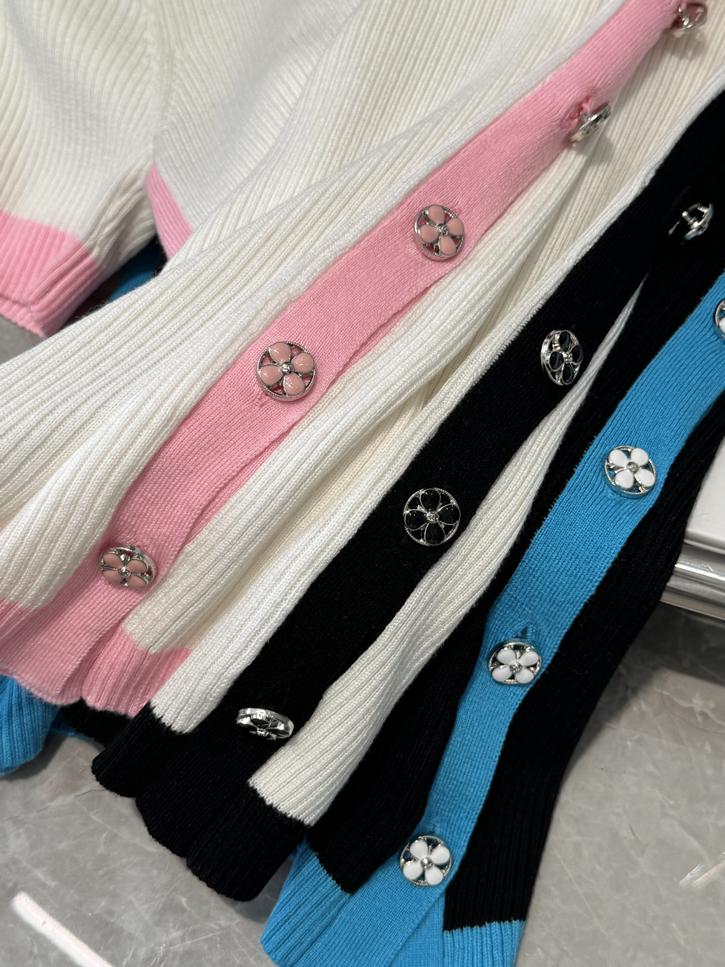 CH小香拼色圆领羊毛针织短袖24春夏最新款三个颜色都非常好看是夏季最大的惊喜满满的高街质感小香家的每一个