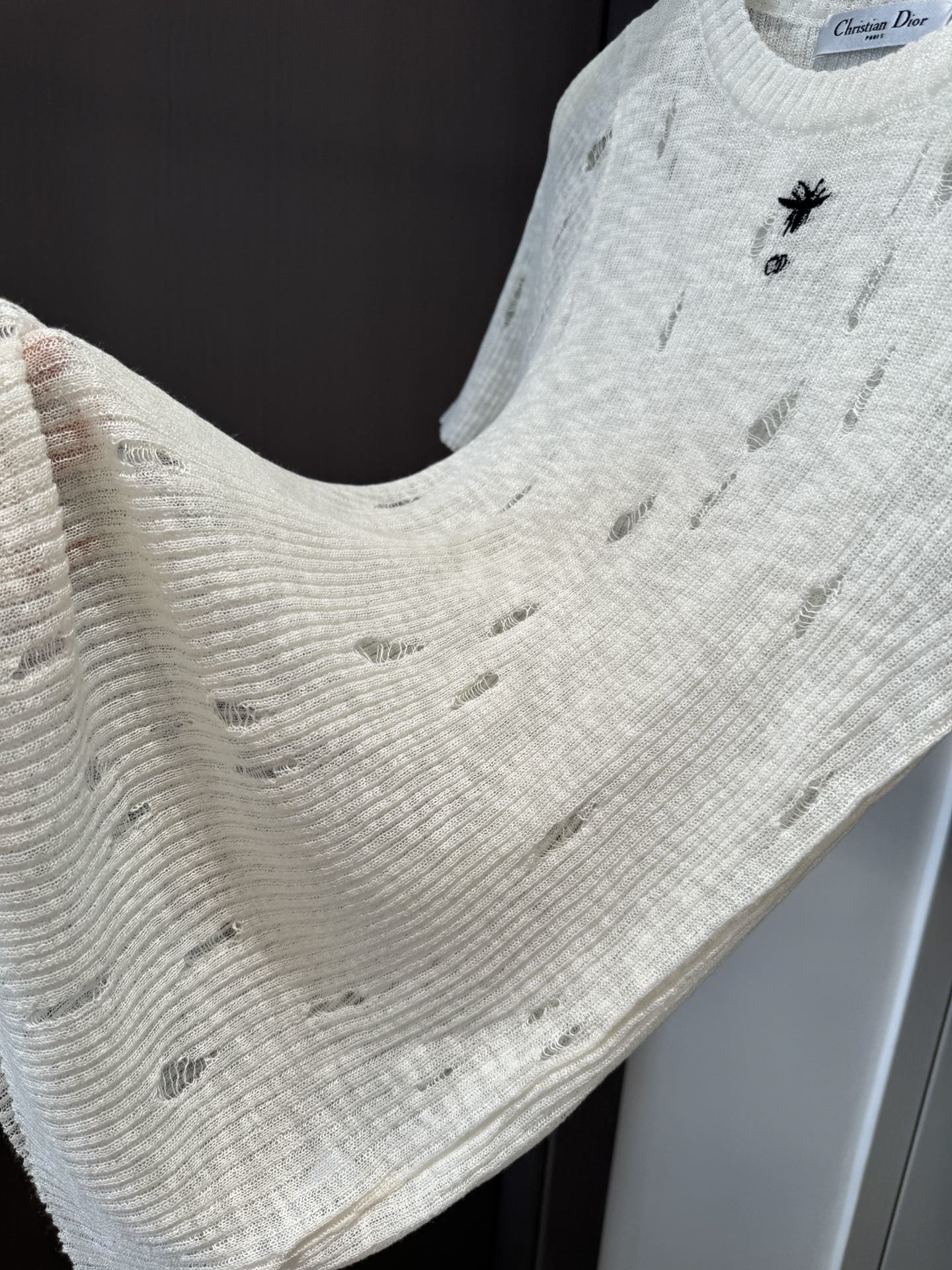 DDio*24早春度假系列天丝纱线破洞针织短袖万能的气质短袖非常修饰身形上身显瘦整体不规则破洞设计感十足
