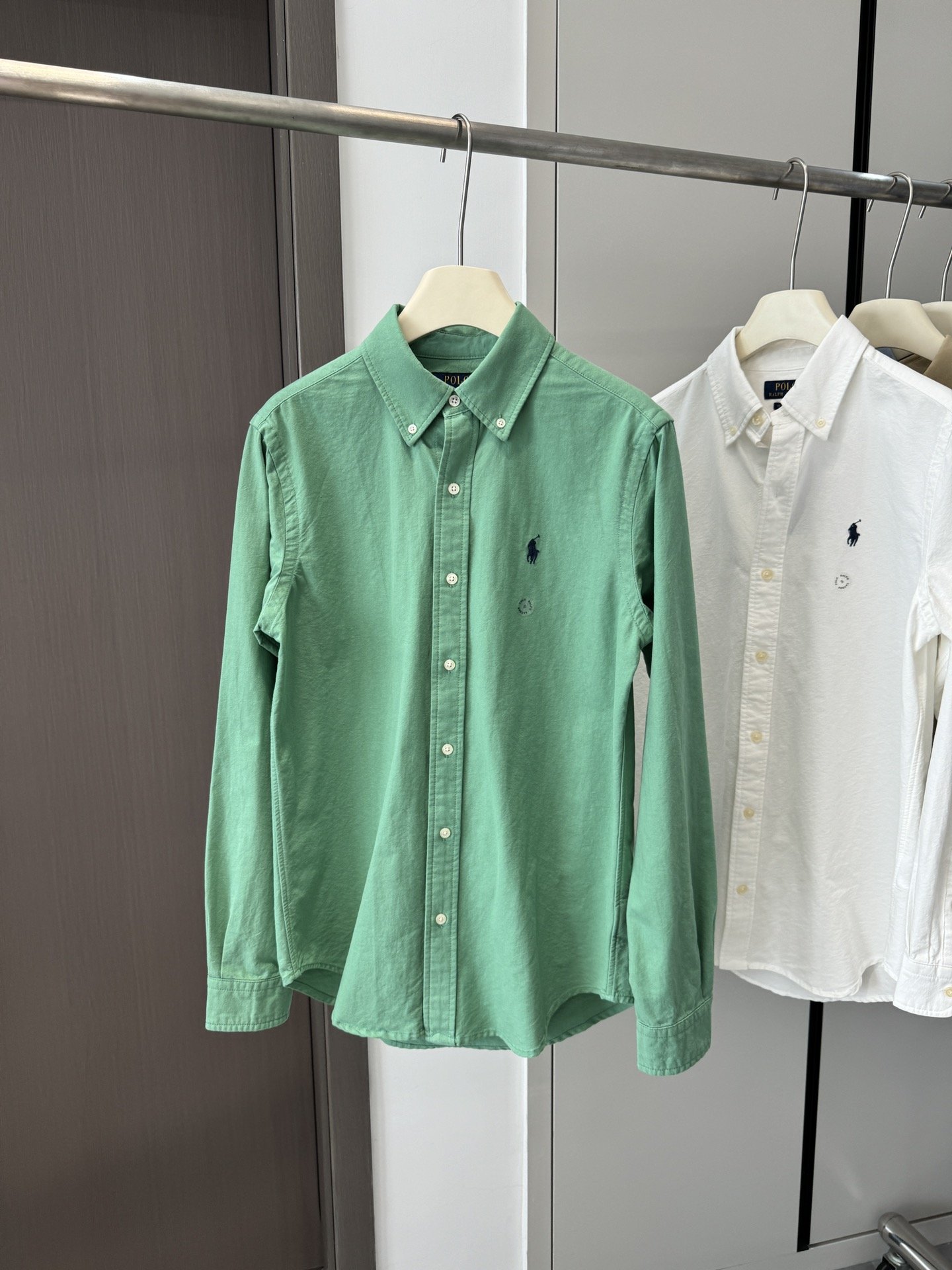 绿色\n上身很高级/绝对是衬衫面料中的极品✅\n拉夫的亮色兜很出色，复古美式的那种感觉。