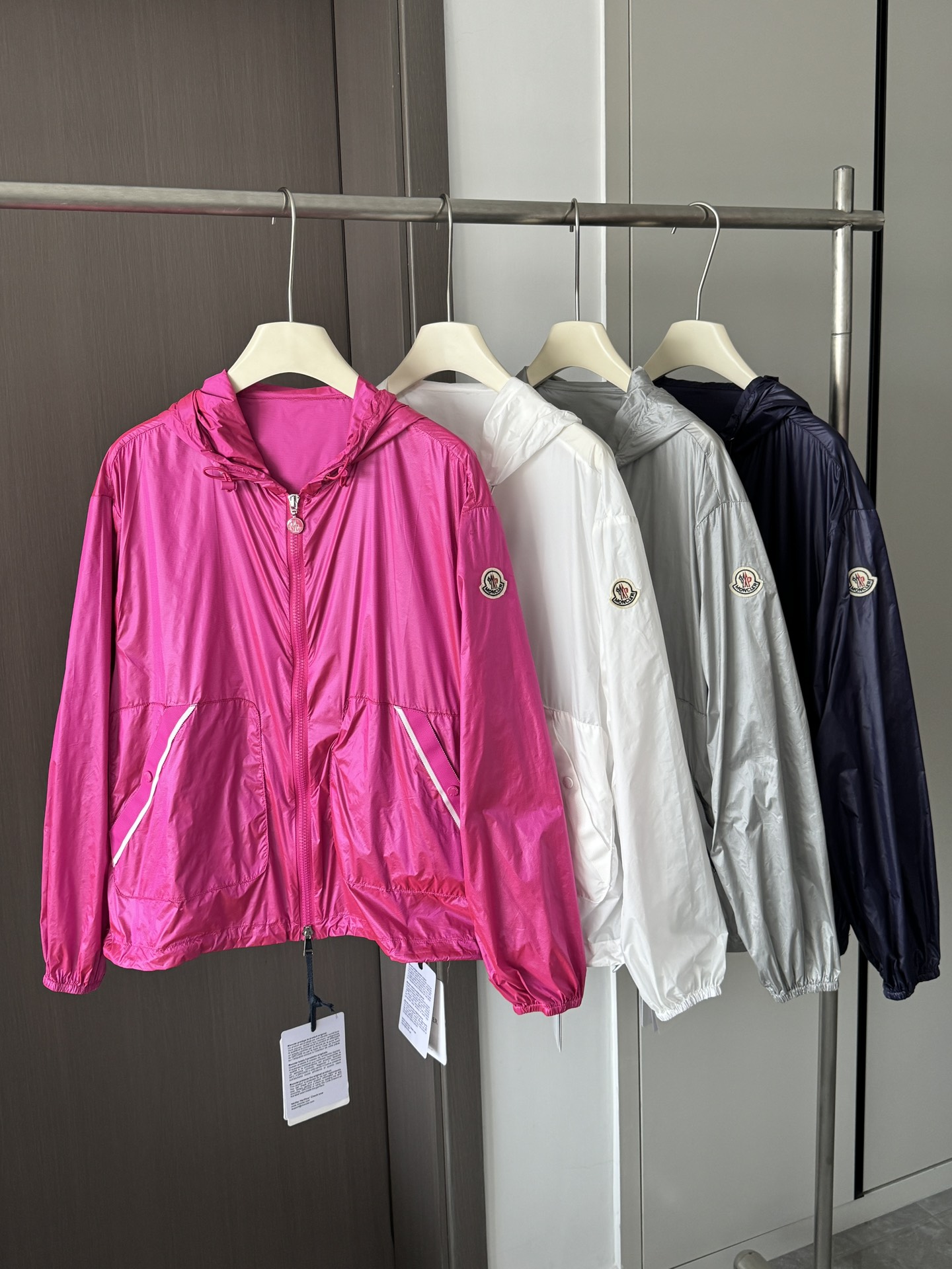 Moncler Vêtements Manteaux & Blousons Bleu profond Gris Couleur rose Blanc Femmes Nylon Collection printemps – été Fashion Top à capuche