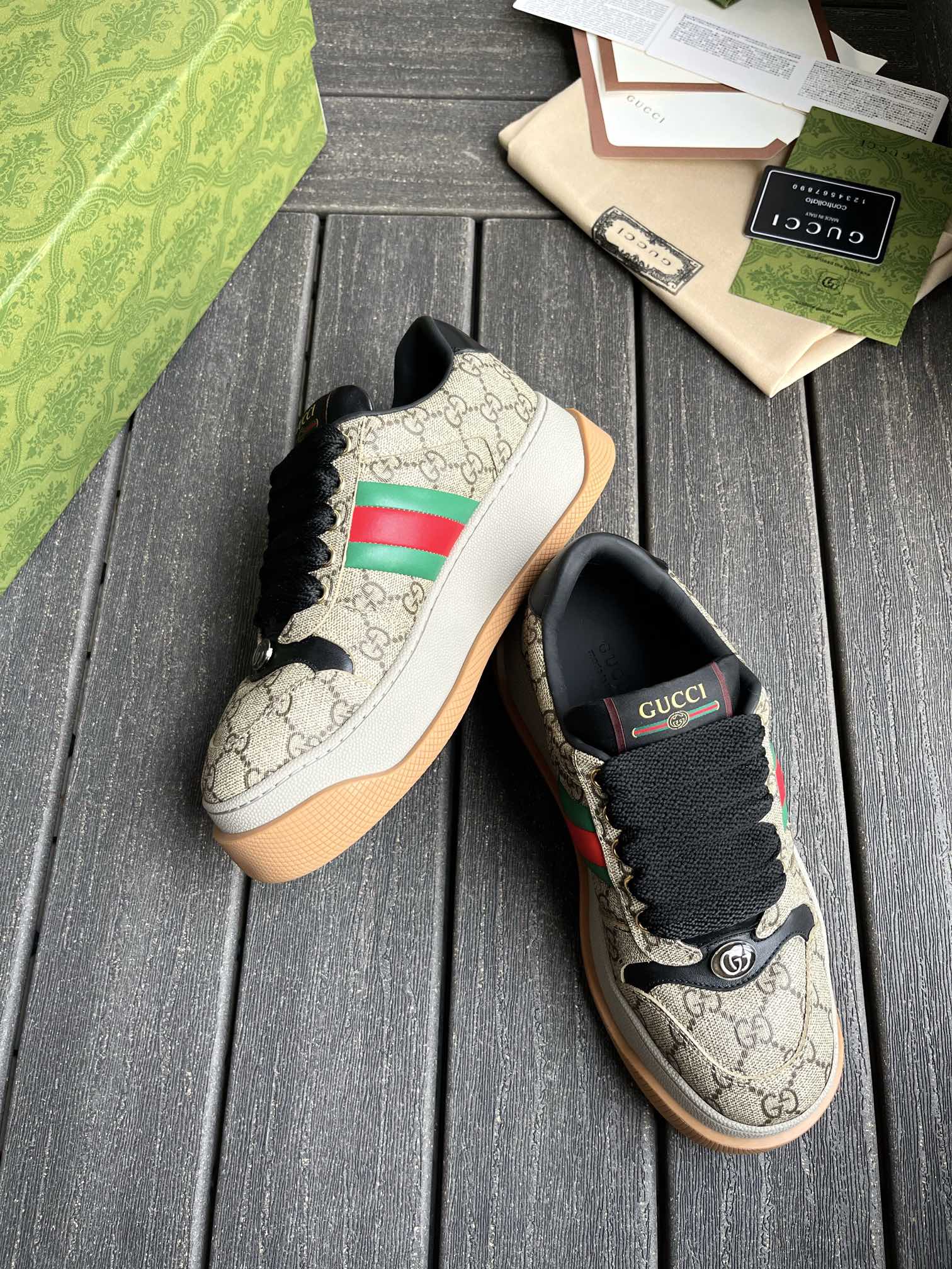 Кроссовки Gucci бежевые с принтом GG и цветной полосой