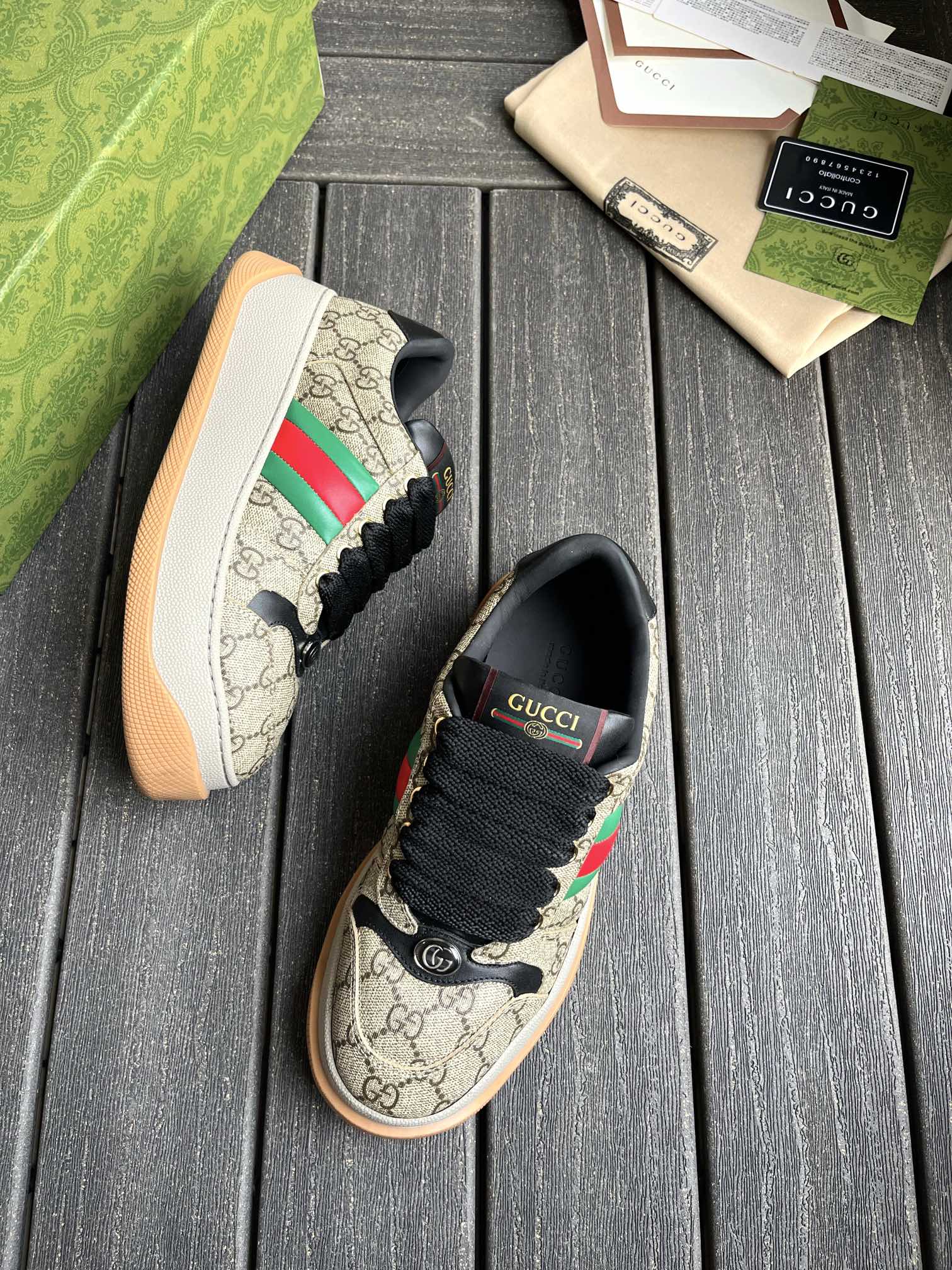 Кроссовки Gucci бежевые с принтом GG и цветной полосой