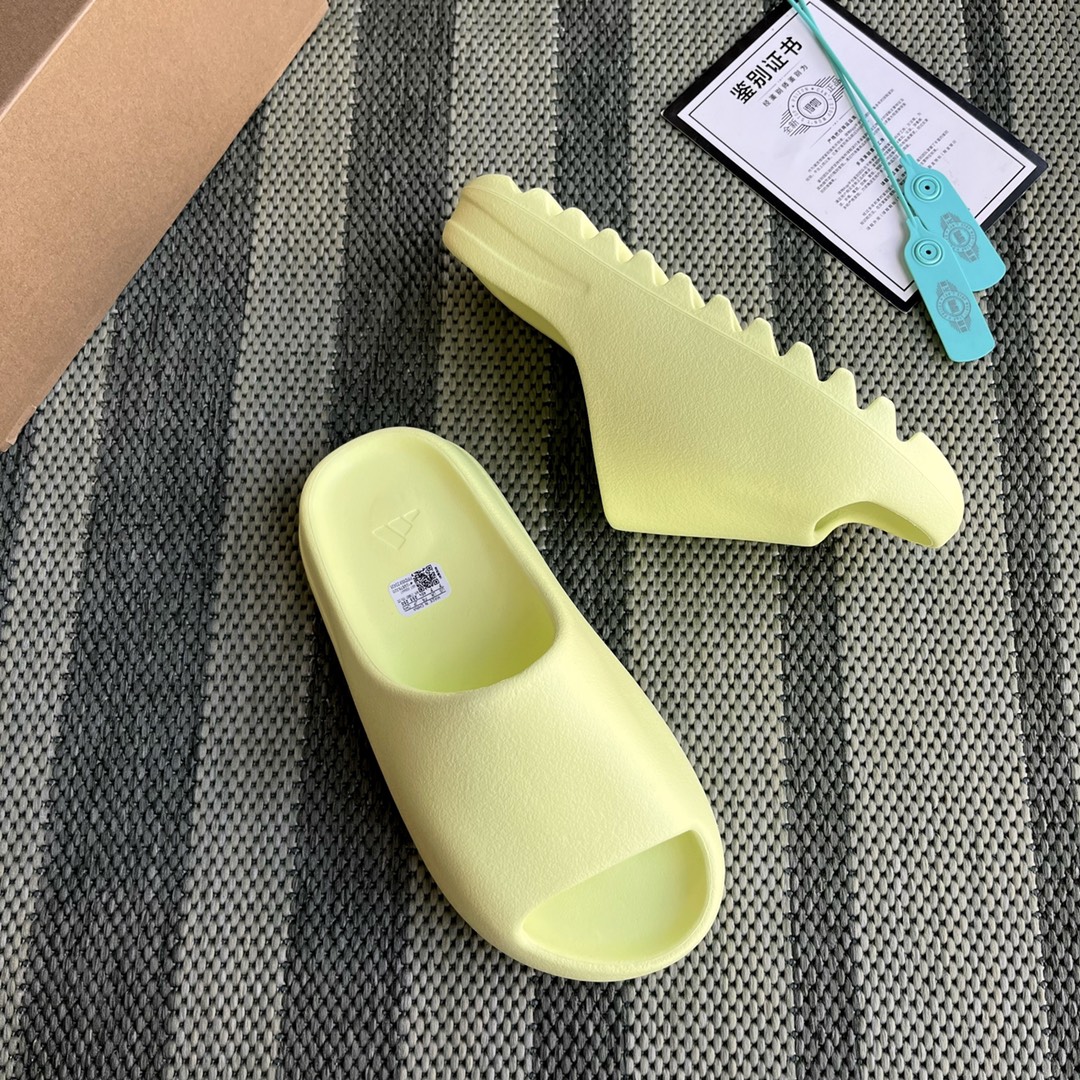 Шлёпанцы Yeezy