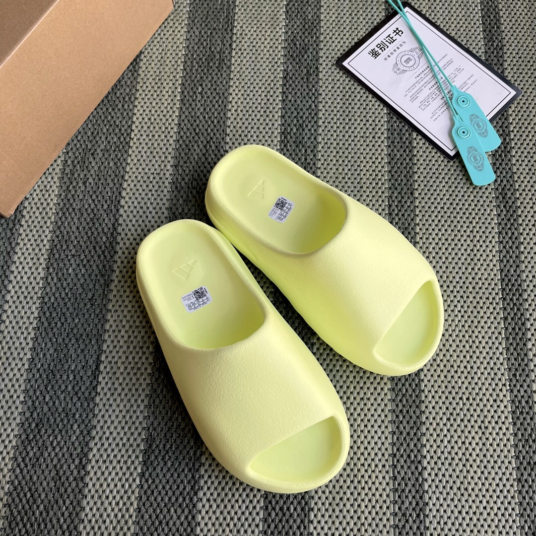 Шлёпанцы Yeezy