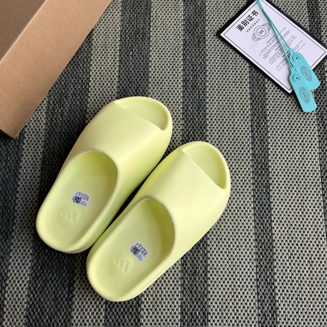 Шлёпанцы Yeezy