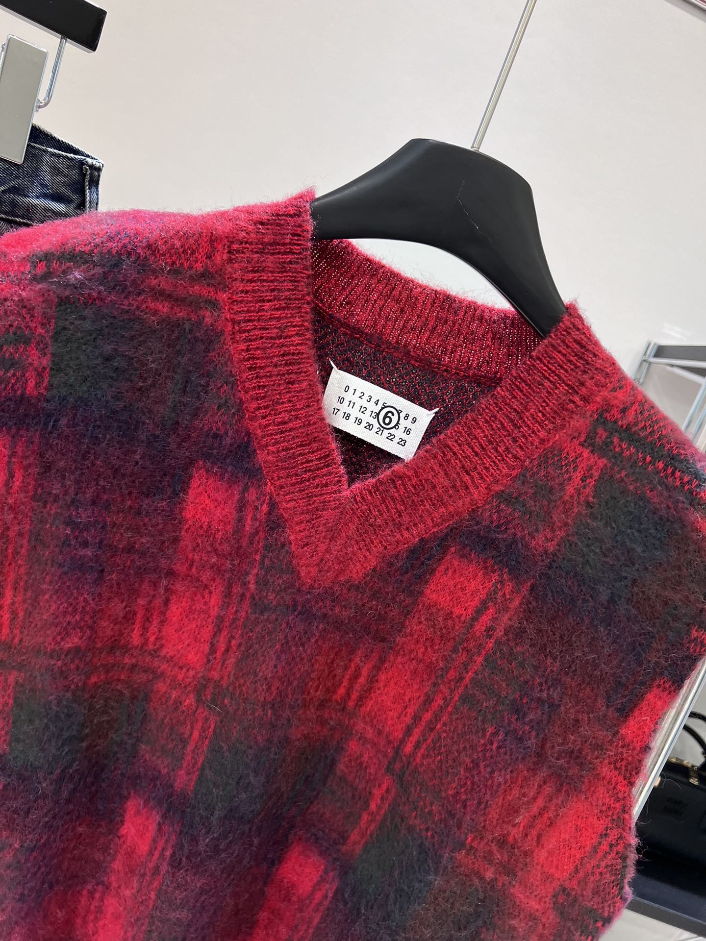 2024FW MM6 Women’s Clothes: Masculine Mascara Crochets for Autumn Winter Fashion. - 图片 2