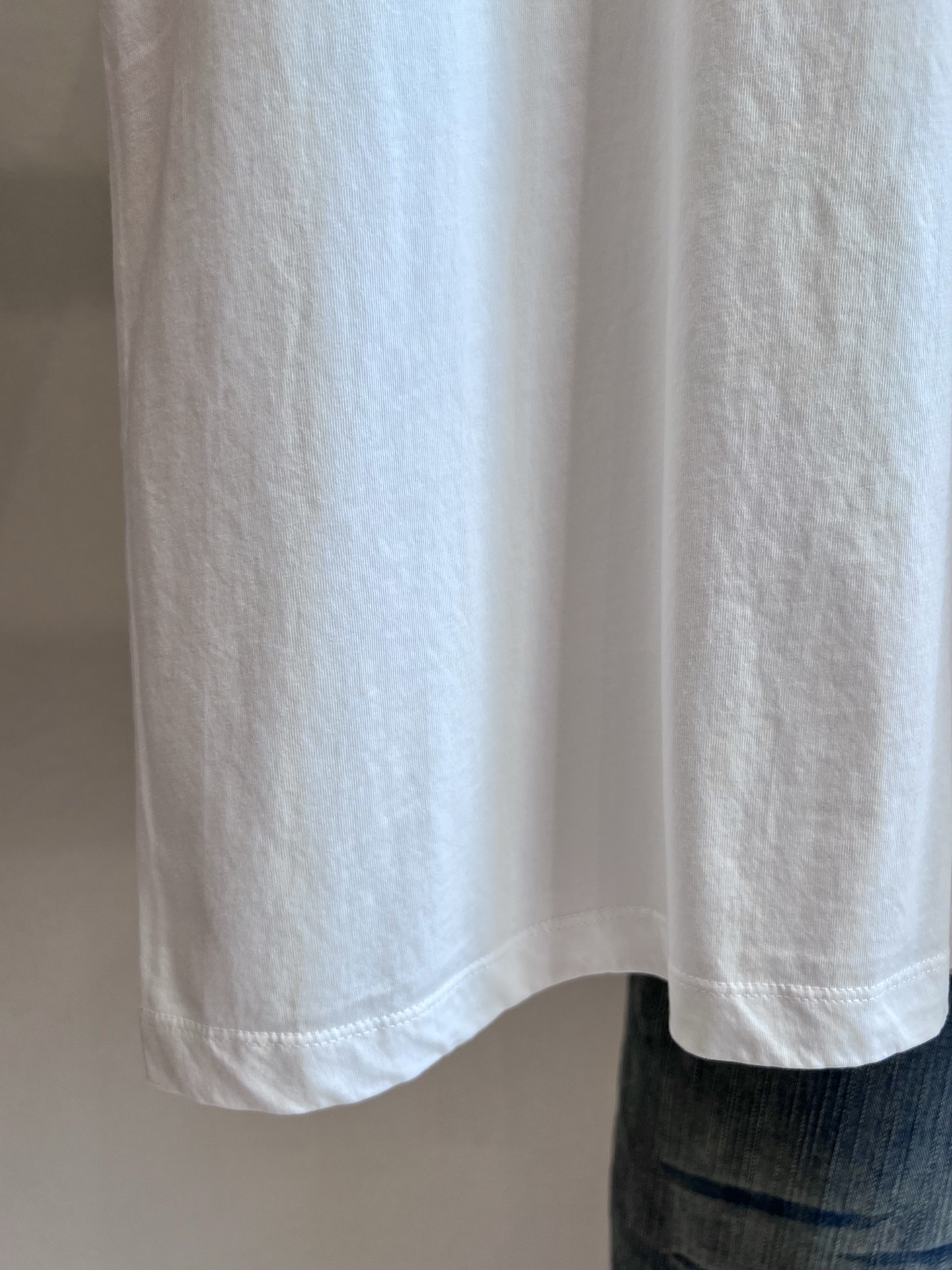 Maison Margiela 2025s Printed T-shirt Suit: Cosmopolitan, Stylish, and Versatile - 图片 5