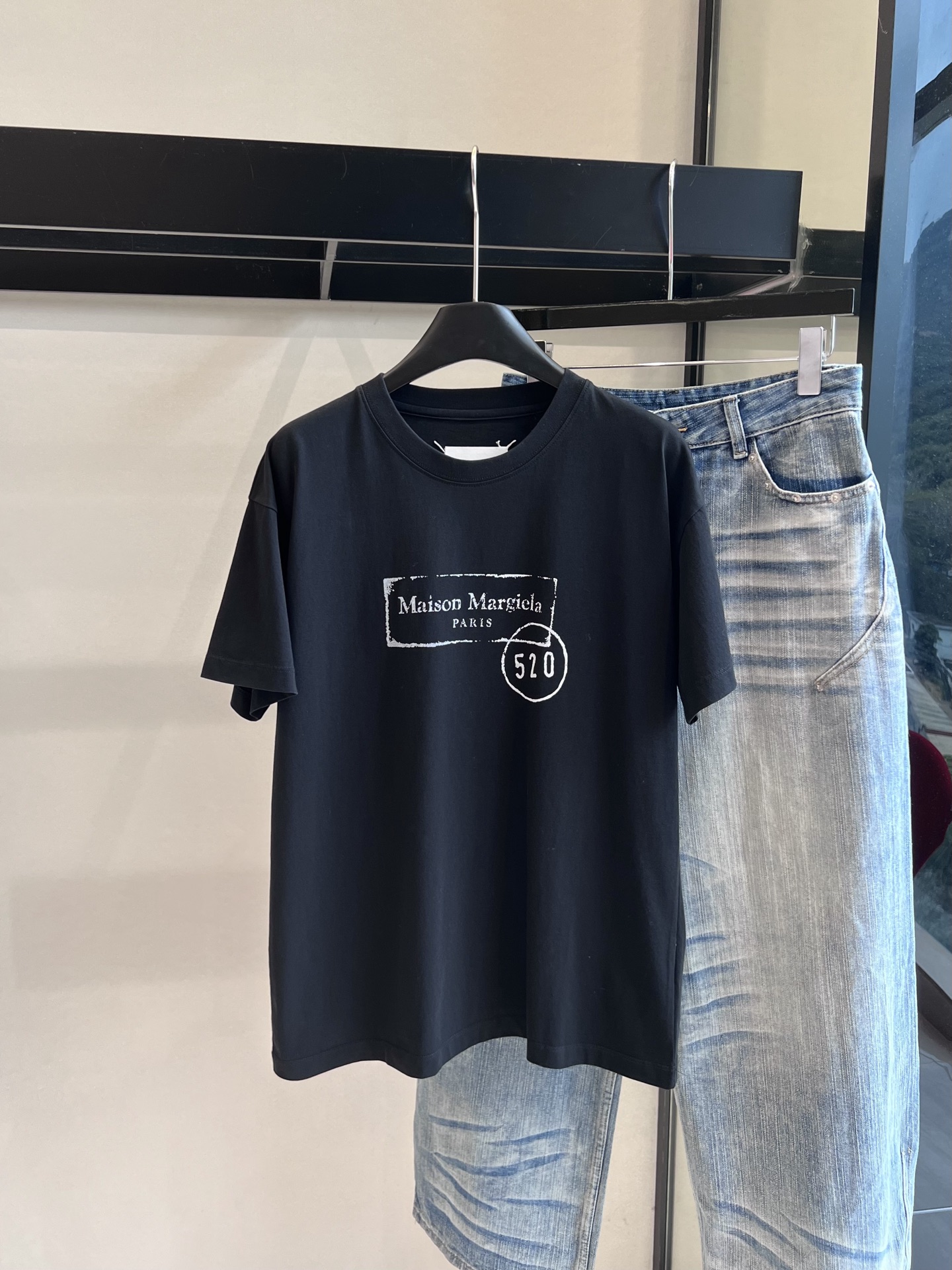 Maison Margiela 2025s Printed T-shirt Suit: Cosmopolitan, Stylish, and Versatile - 图片 8