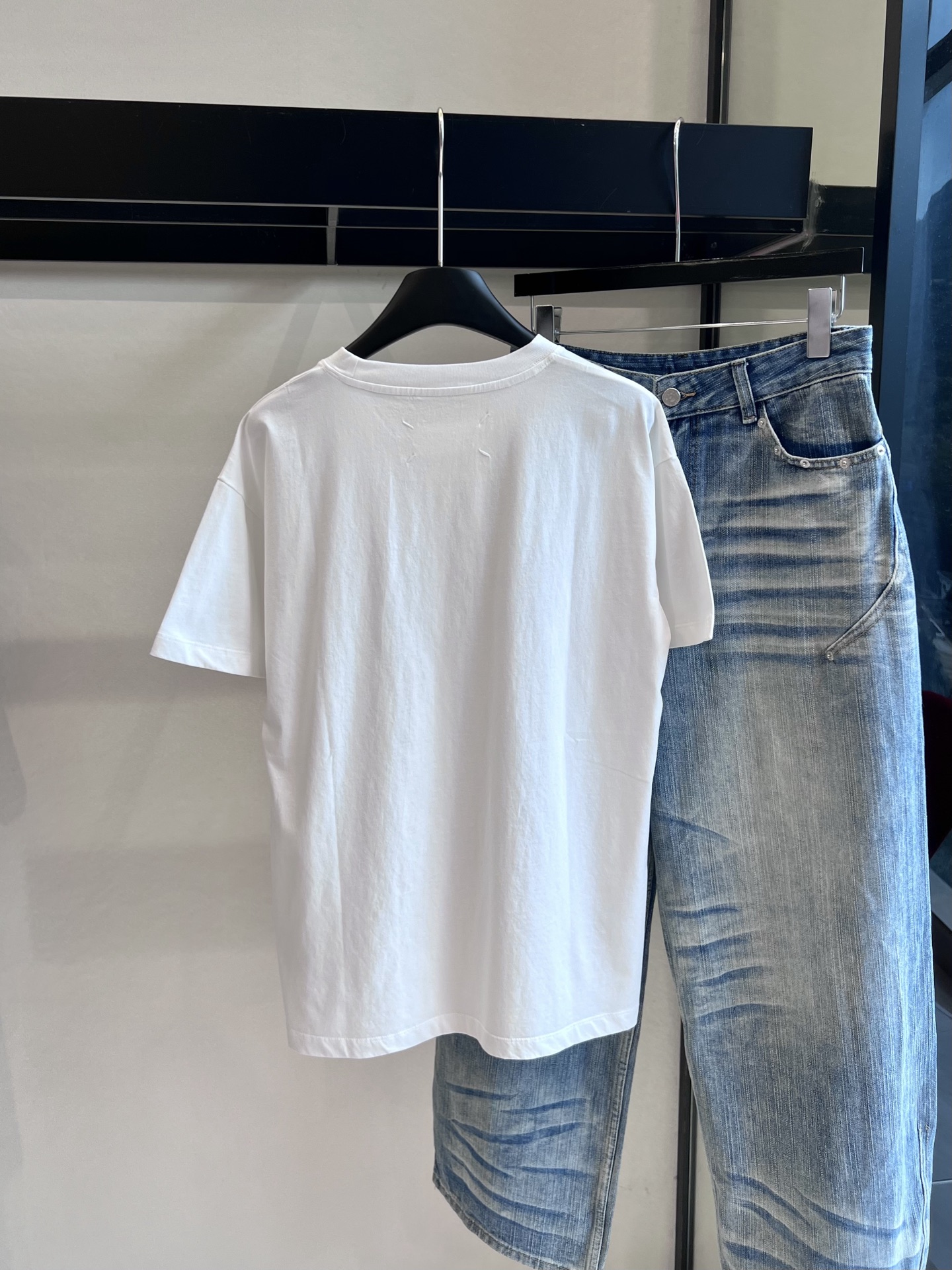 Maison Margiela 2025s Printed T-shirt Suit: Cosmopolitan, Stylish, and Versatile - 图片 7