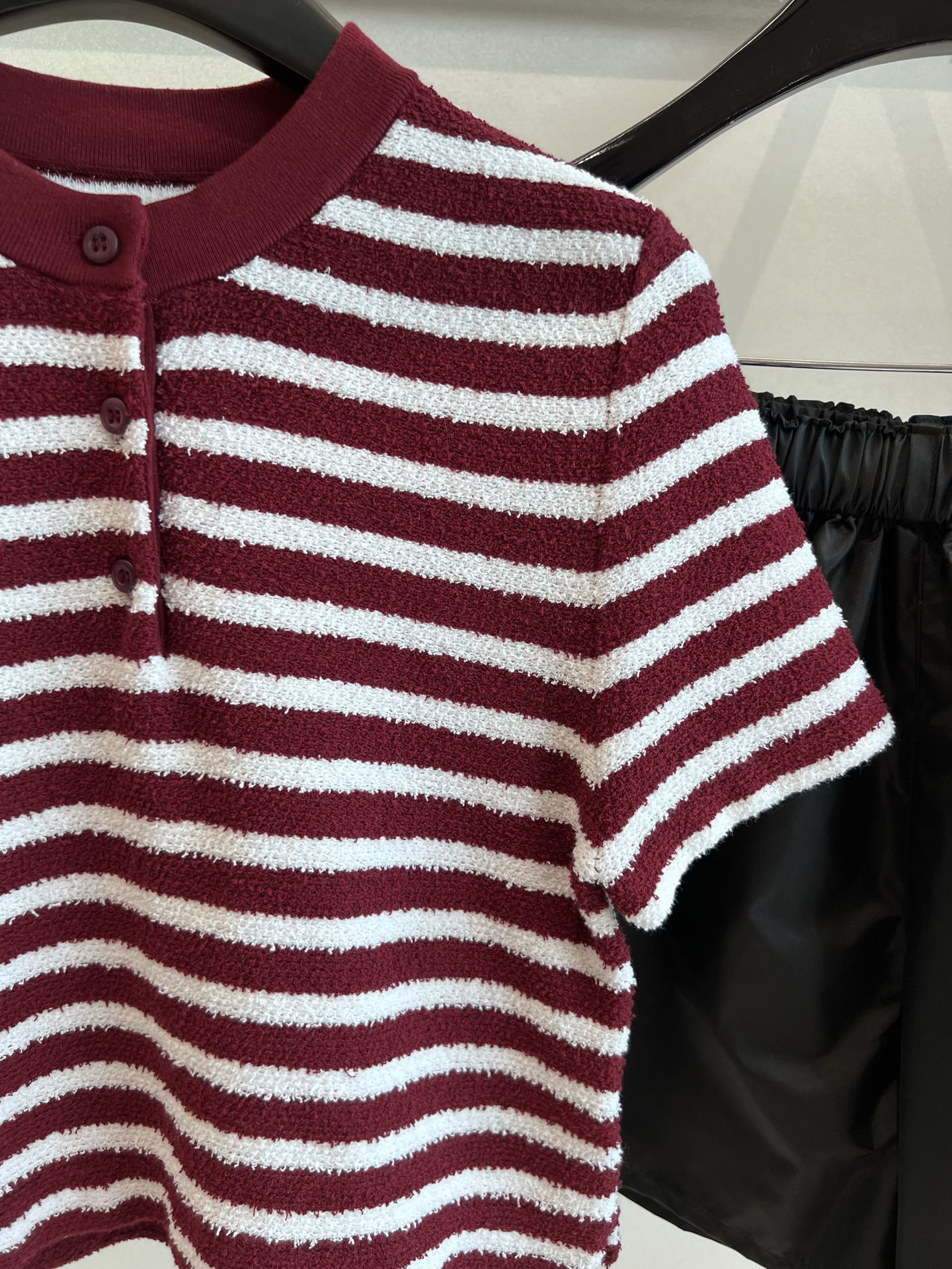 Prada Red & White Striped Squawk Dress: Stylish Spring/Summer Suit Essentials - 图片 3