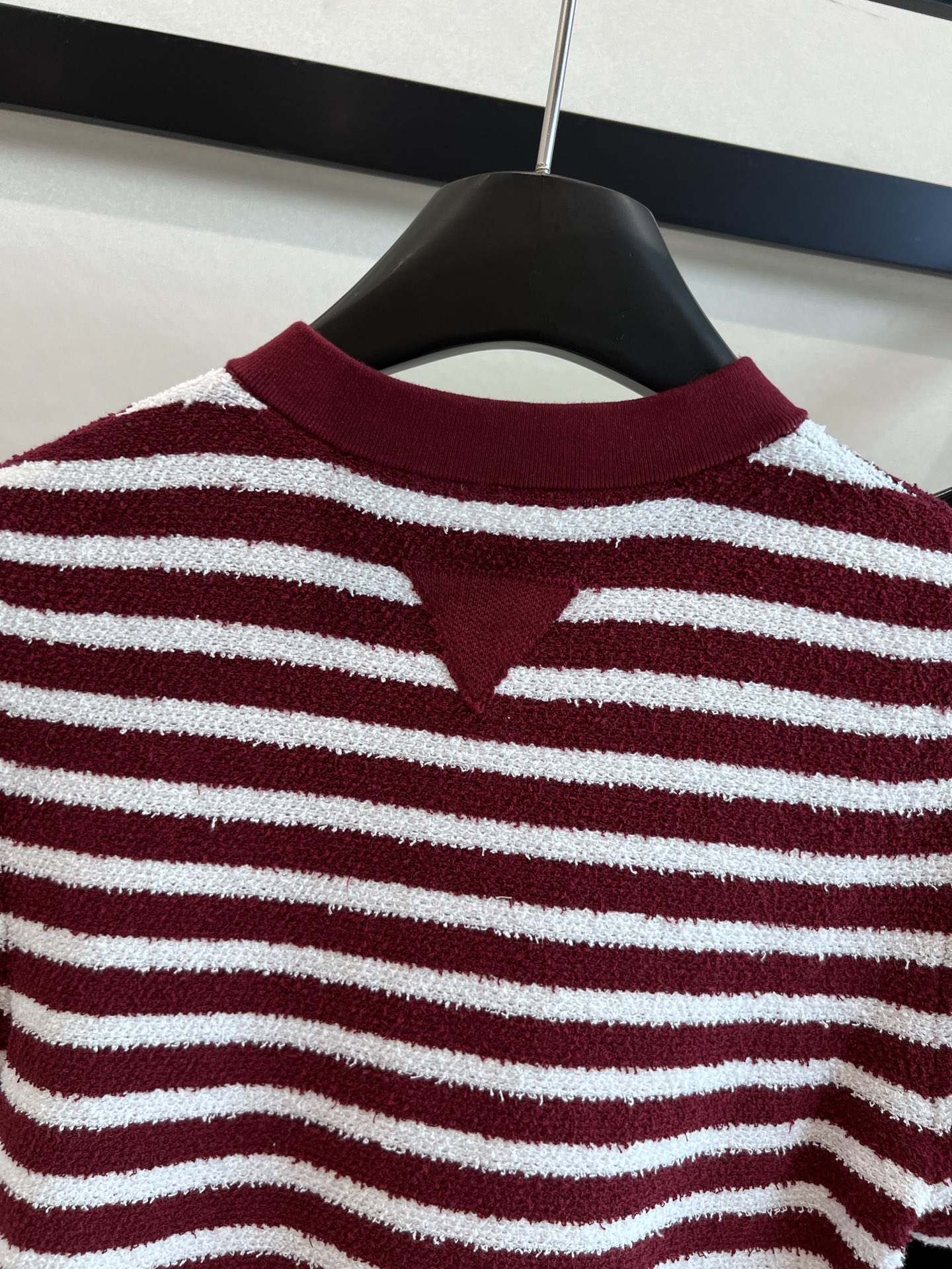 Prada Red & White Striped Squawk Dress: Stylish Spring/Summer Suit Essentials - 图片 5