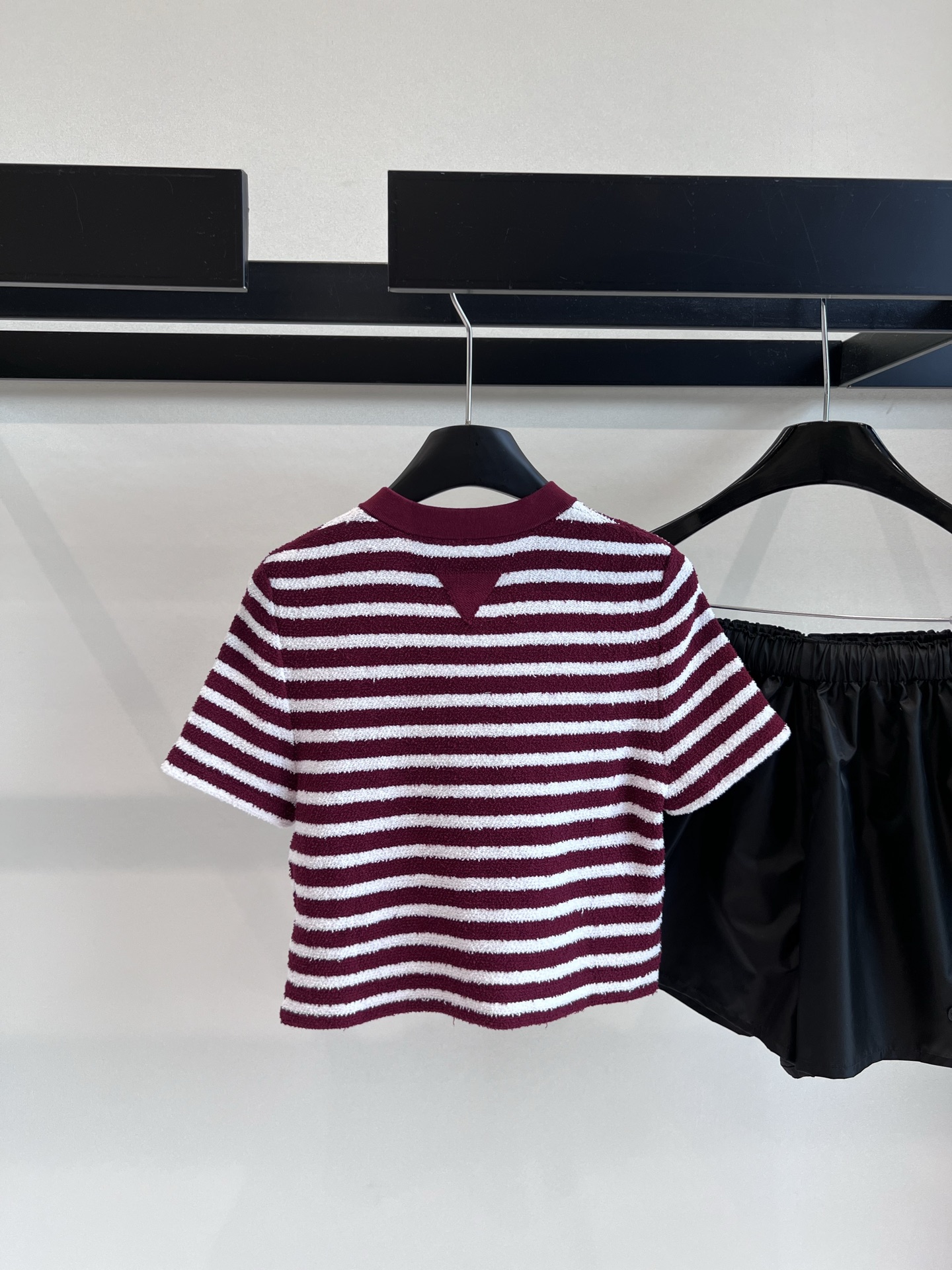 Prada Red & White Striped Squawk Dress: Stylish Spring/Summer Suit Essentials - 图片 6