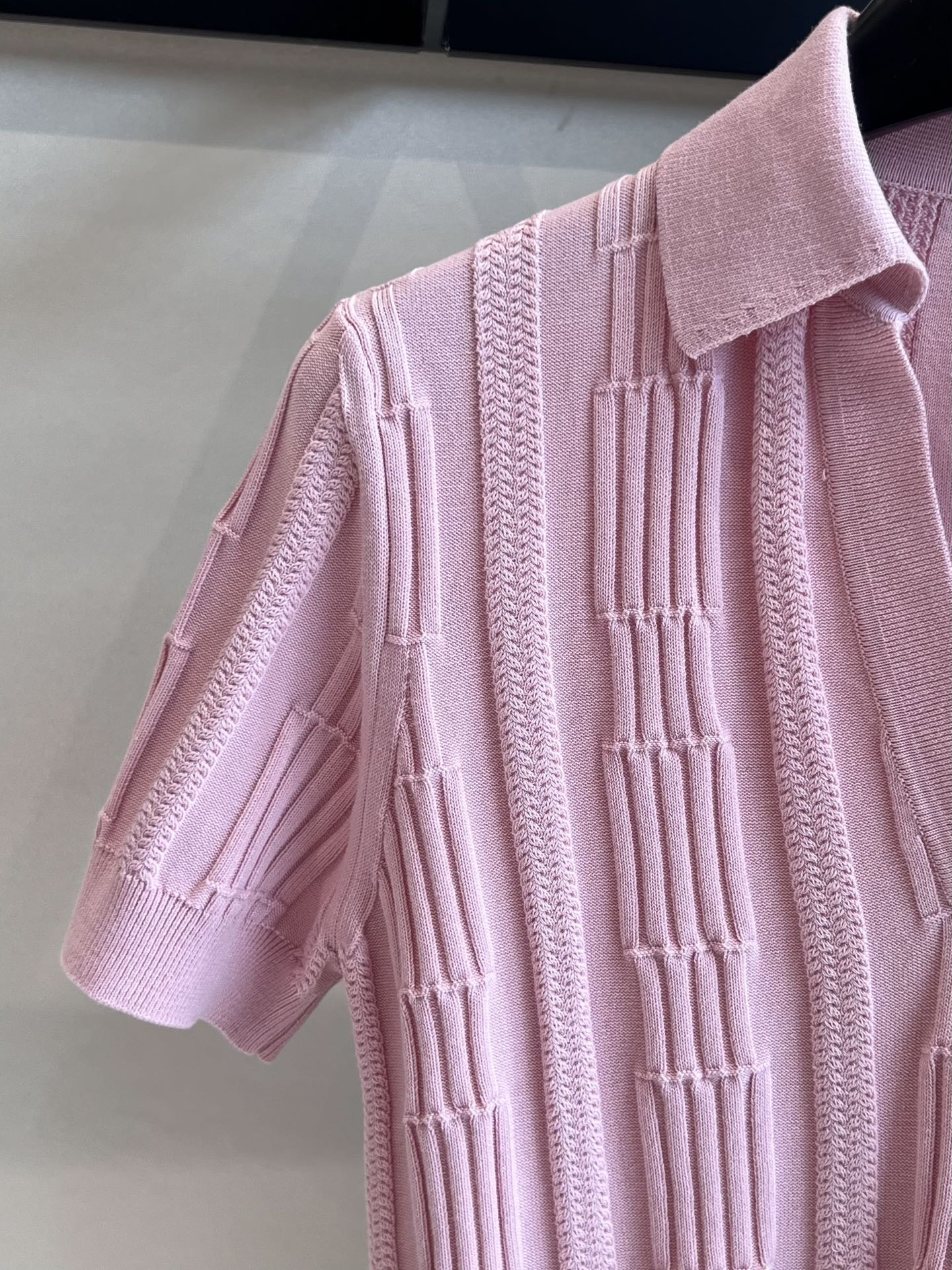 Fashion Summary: P667 Spring/Summer 2025 Collection – Pink V-Neck Polo for Women. - 图片 3