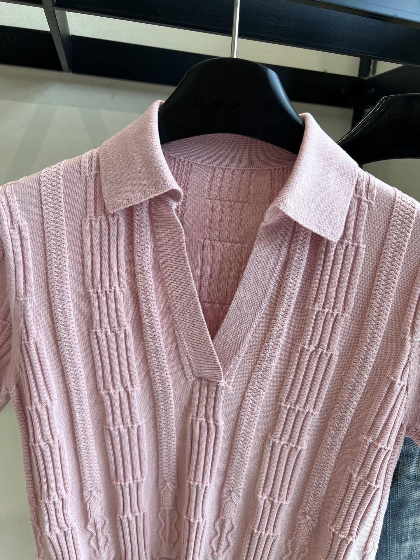 Fashion Summary: P667 Spring/Summer 2025 Collection – Pink V-Neck Polo for Women. - 图片 2