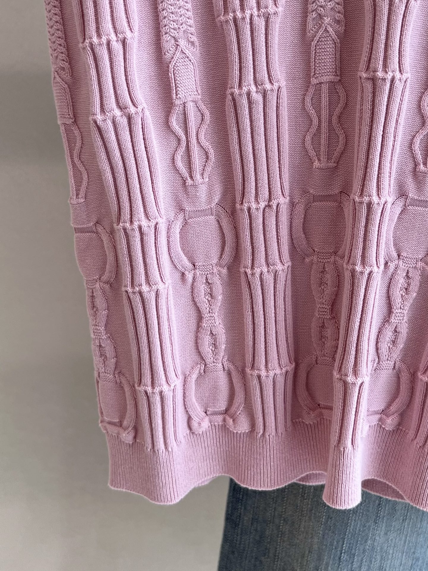 Fashion Summary: P667 Spring/Summer 2025 Collection – Pink V-Neck Polo for Women. - 图片 4