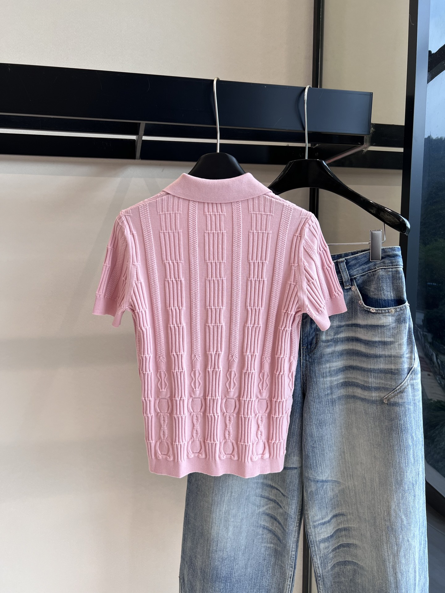 Fashion Summary: P667 Spring/Summer 2025 Collection – Pink V-Neck Polo for Women. - 图片 6