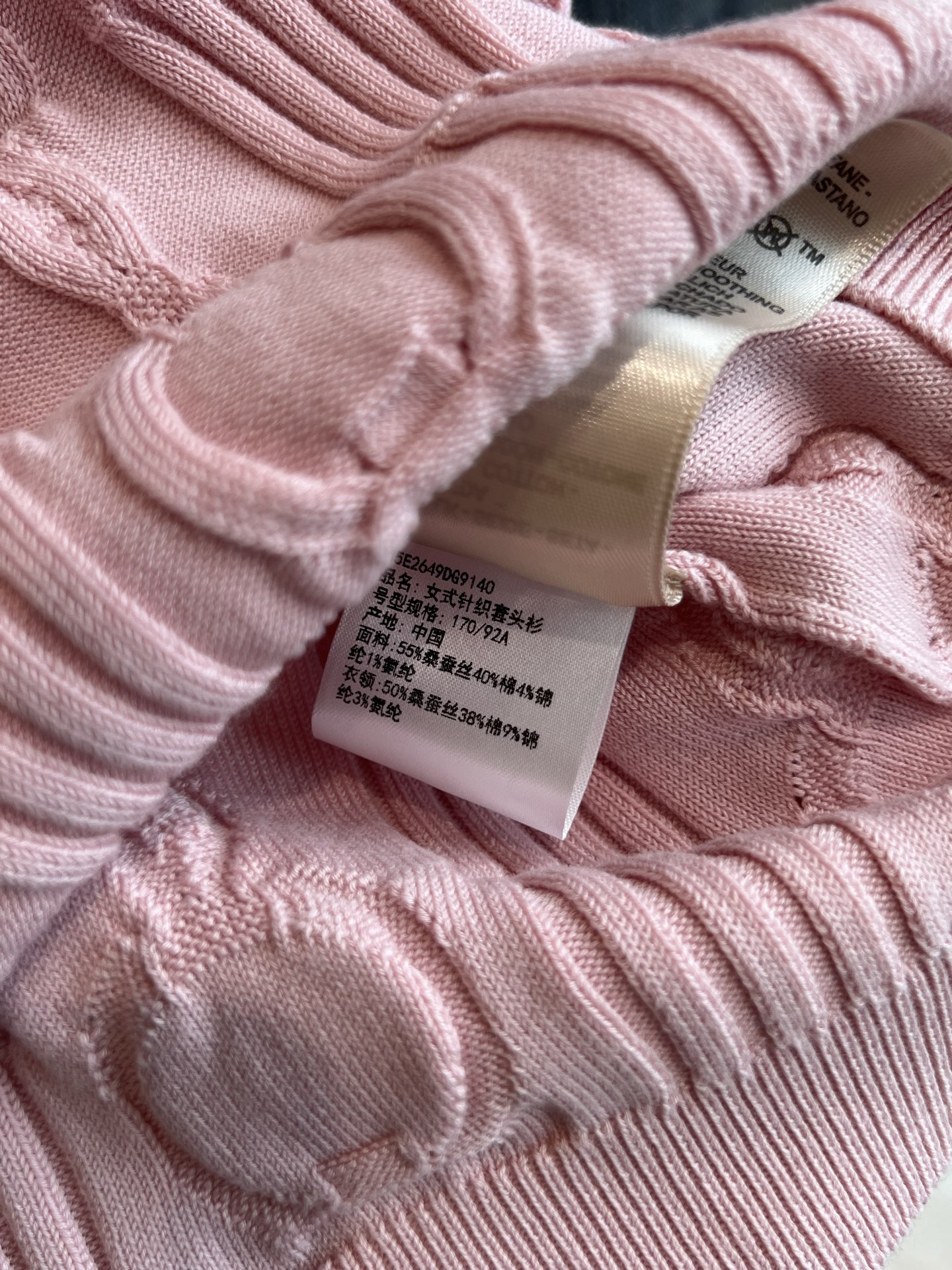 Fashion Summary: P667 Spring/Summer 2025 Collection – Pink V-Neck Polo for Women. - 图片 5