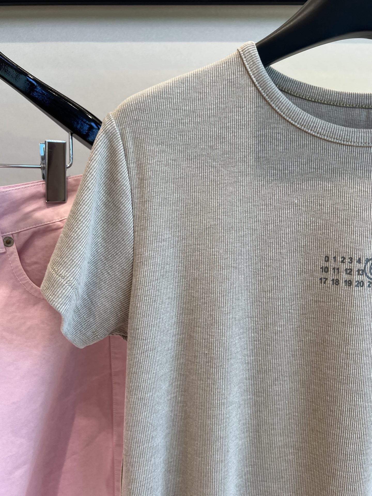 Stylish Spring-Summer Outfit: P414 Dress, Margiela T-shirt, Jeans – Size SML - 图片 3