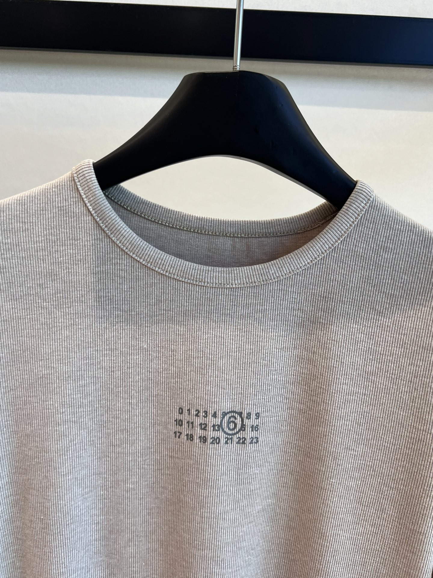 Stylish Spring-Summer Outfit: P414 Dress, Margiela T-shirt, Jeans – Size SML - 图片 2