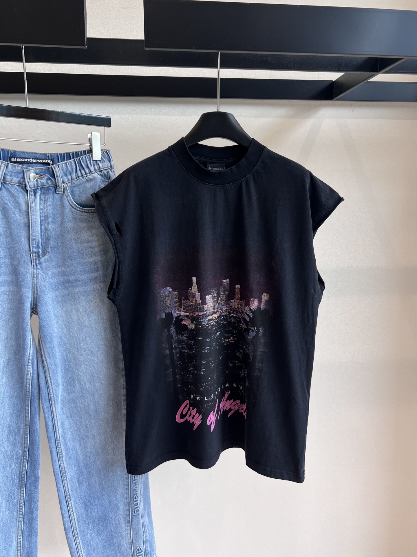 “Balenciaga 2025s Female Suit Upgrade with Los Angeles Nightscape Vest for Spring/Summer” - 图片 1