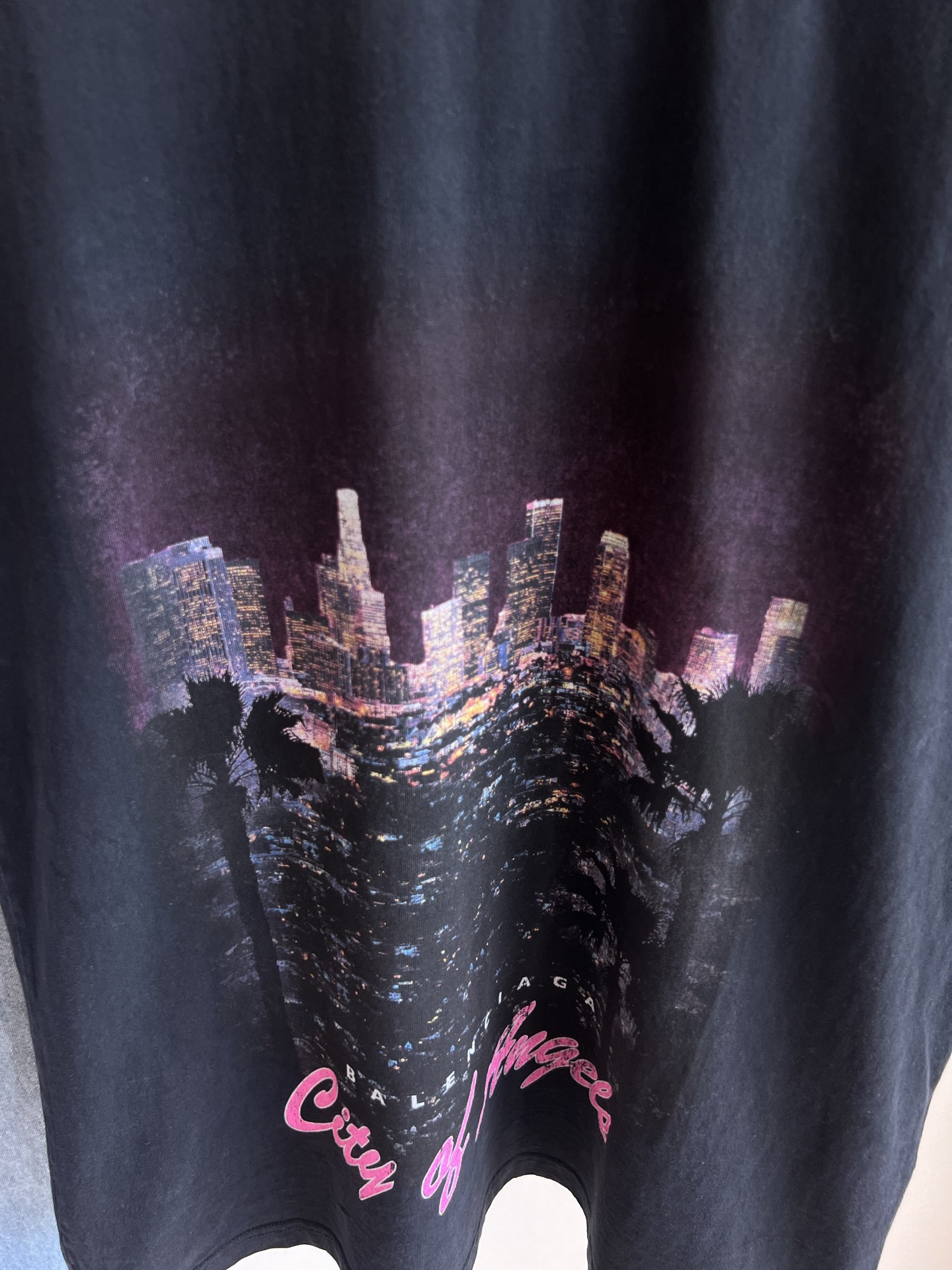 “Balenciaga 2025s Female Suit Upgrade with Los Angeles Nightscape Vest for Spring/Summer” - 图片 3