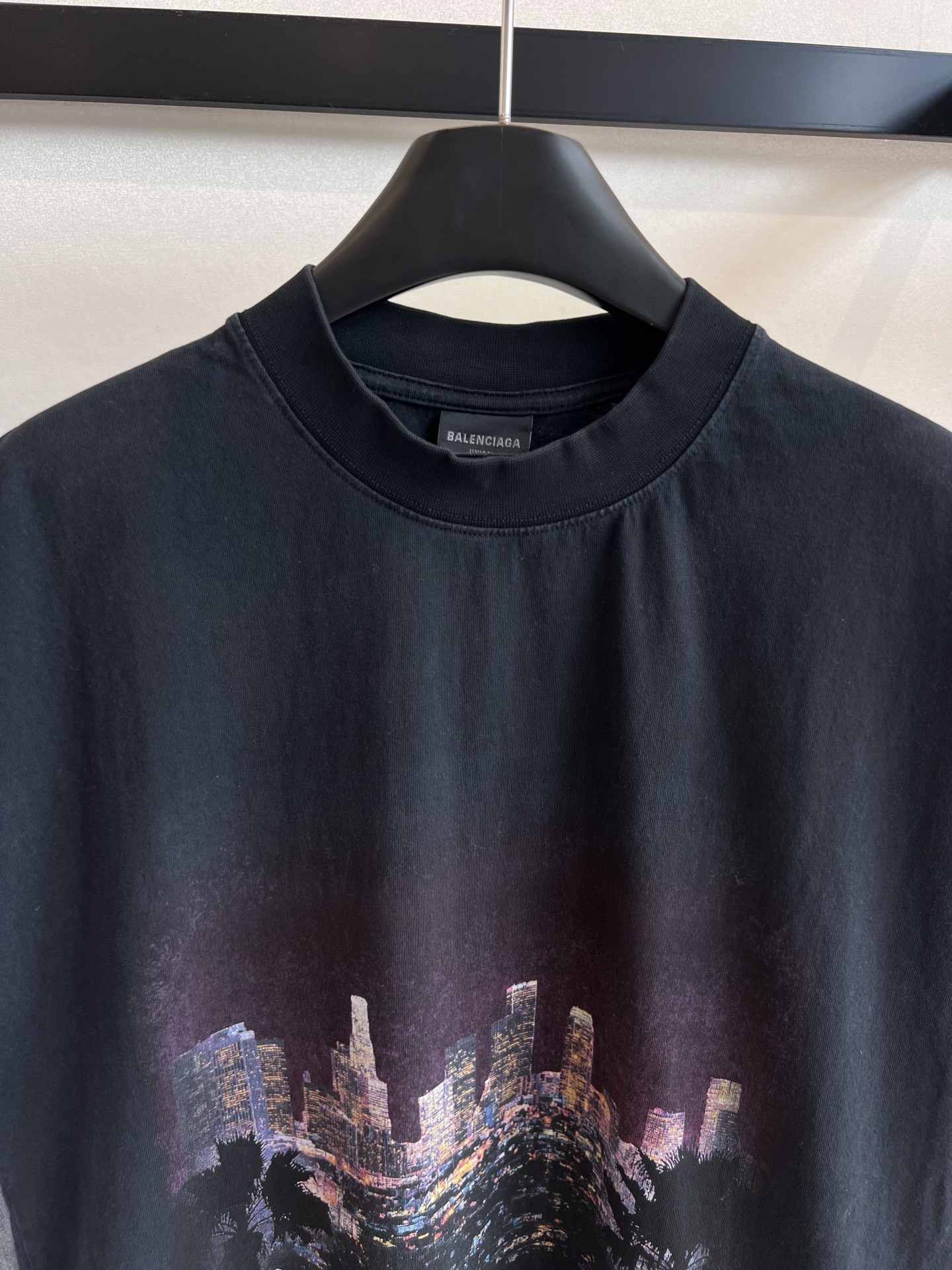 “Balenciaga 2025s Female Suit Upgrade with Los Angeles Nightscape Vest for Spring/Summer” - 图片 2