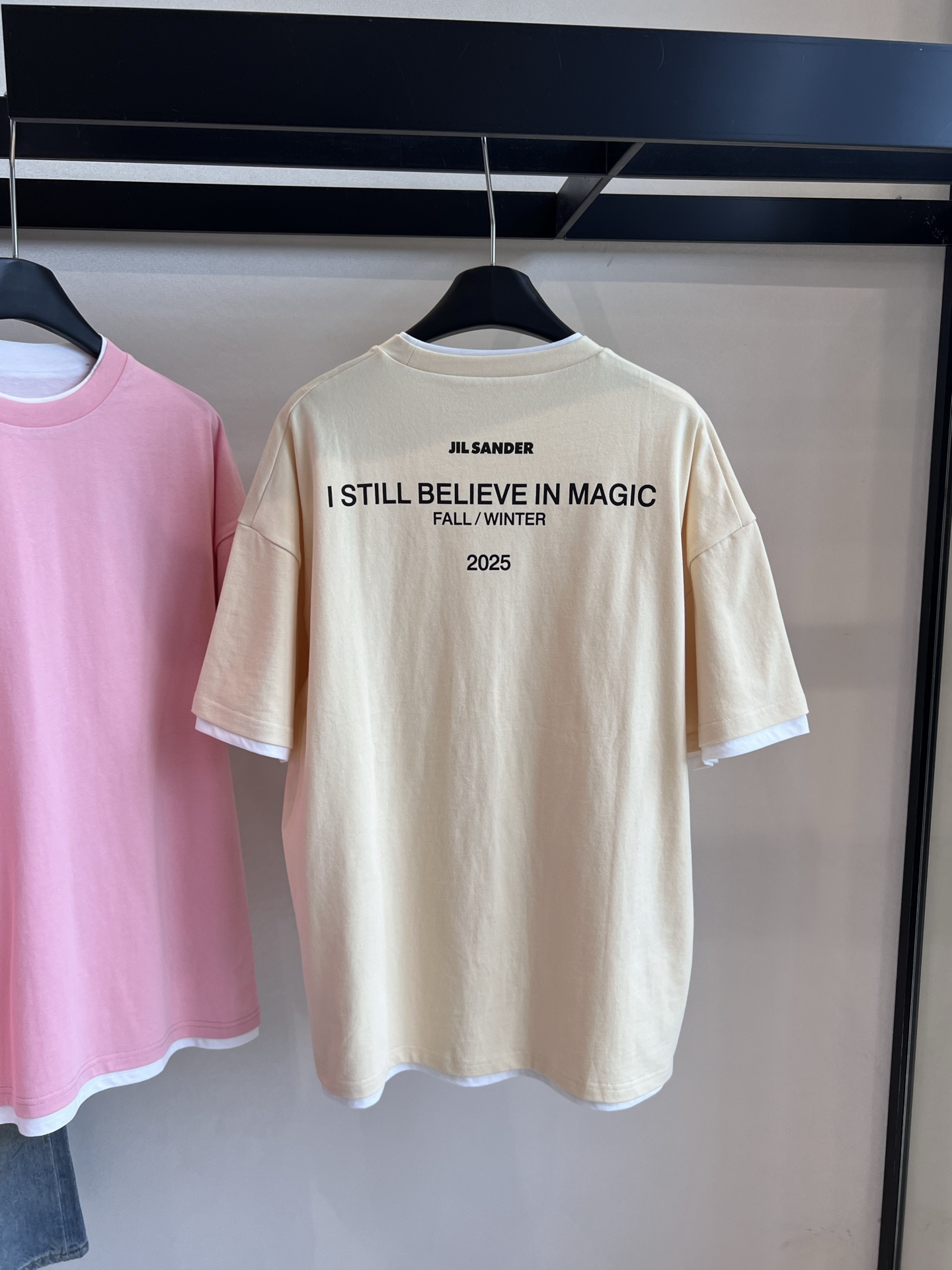 JILSANDER Spring & Summer Collection: Squawk Dress & Letter-Printed T-shirts in Cotton - 图片 7