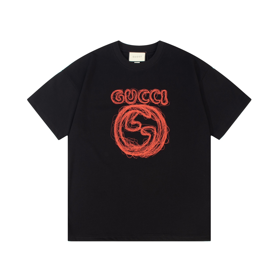GUCCI 古驰 Camiseta de manga corta con bordado de letras curvas 🪡, logotipo refinado, inspirado en el estilo retro de lo…