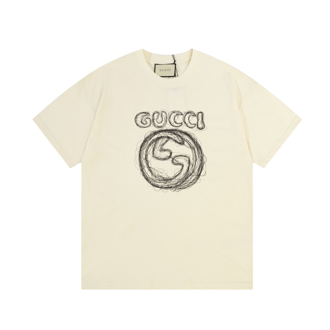 GUCCI 古驰 Camiseta de manga corta con bordado de letras curvas 🪡, logotipo refinado, inspirado en el estilo retro de lo…