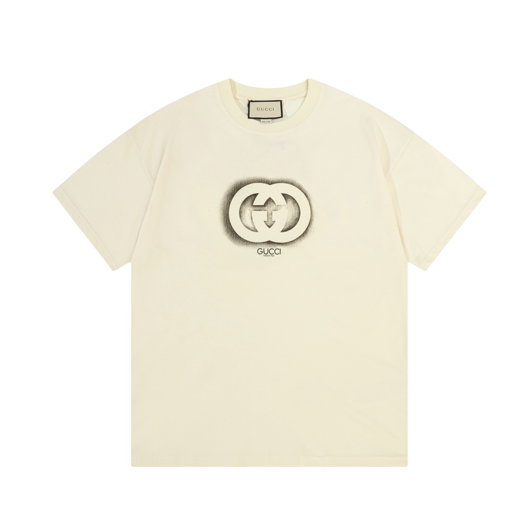 GUCCI 古驰 字母双G喷墨印花 Logo标识精致升级，灵感源自八十年代复古 原版面料 官方同款 短袖T恤 定制260 克同缸染面料 手感非常舒服 春夏最新砖柜同步 时尚又个性 超级百搭好看的一款 男女都非常合适 人手必备款 吊牌 领标…