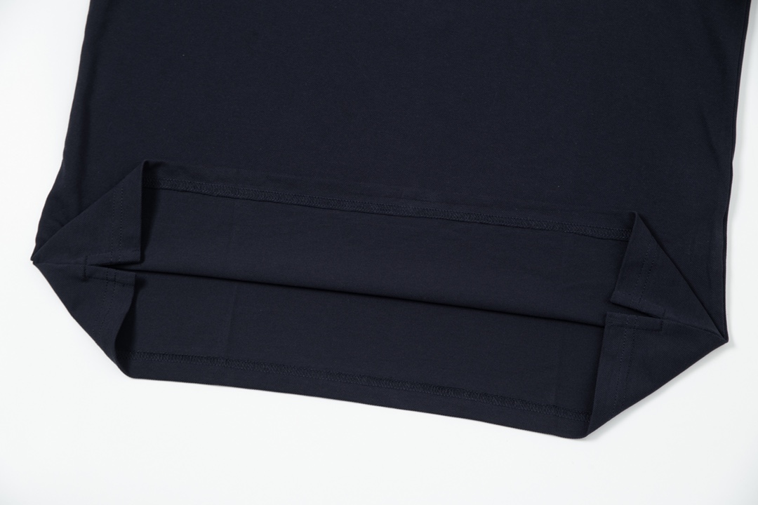 “Gucci Double G Logo Polo: 1980s Inspired Upgrade, Custom Dyed, Comfortable Knitwear” - 图片 7