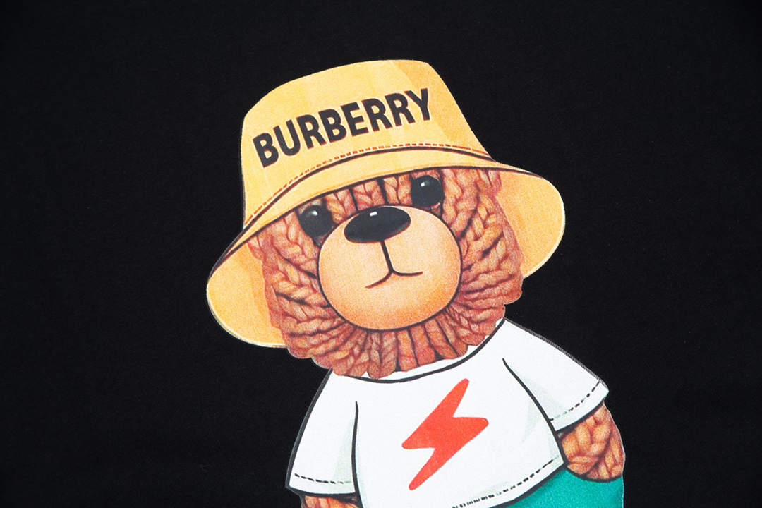 Burberry and Baboli: Classic Upgrade Inspired by 1980s Fashion Trends - 图片 4