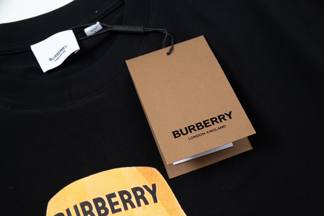 Burberry and Baboli: Classic Upgrade Inspired by 1980s Fashion Trends - 图片 3