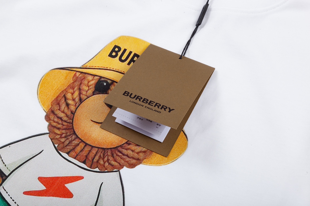 Burberry’s 1980s-inspired Big Logo Upgrade in Black and White (P128) - 图片 3
